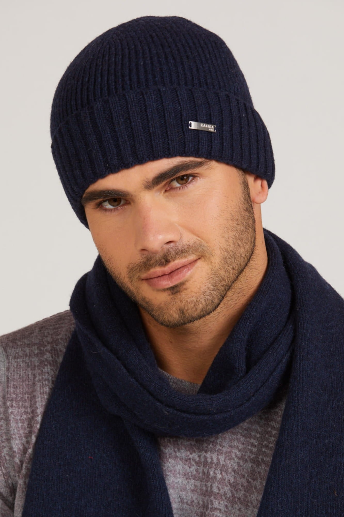 Detal czapki męskiej Carlos, ukazujący wysoką jakość materiału i grubość przędzy | KAMEA | Spironik.pl