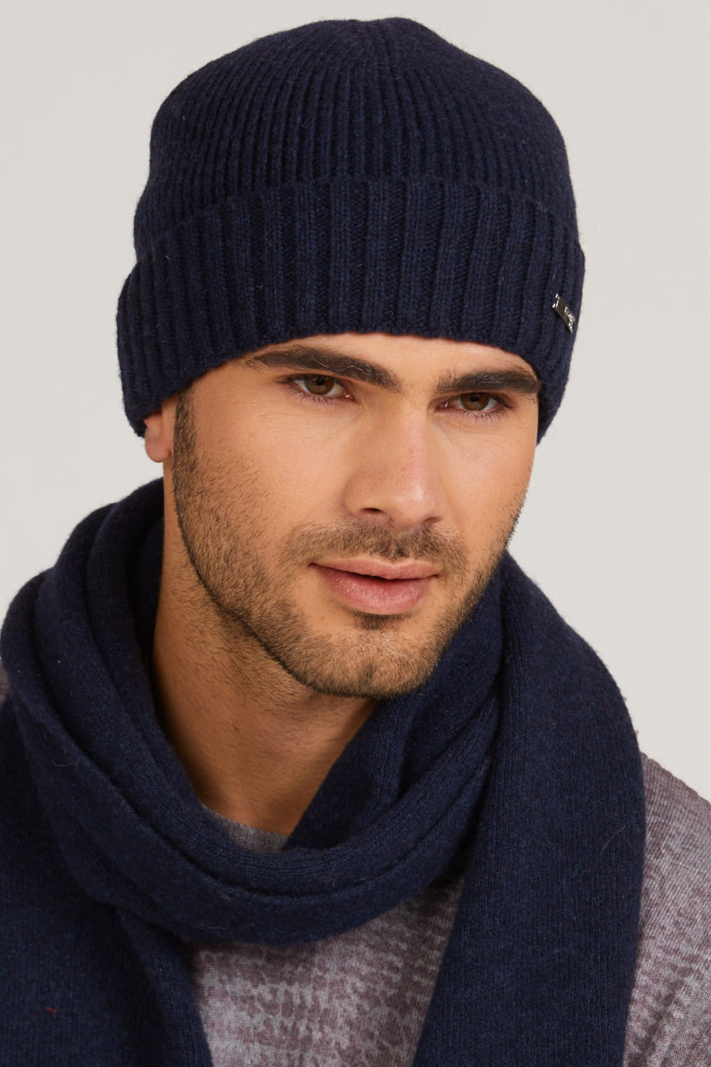 Czapka Carlos w użyciu, zapewniająca komfort i ciepło podczas chłodnych dni | KAMEA | Spironik.pl