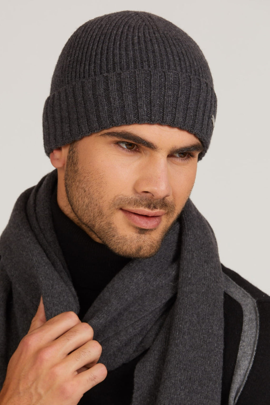 Czapka zimowa Carlos w użyciu, zapewniająca komfort i ciepło podczas zimowych spacerów | KAMEA | Spironik.pl