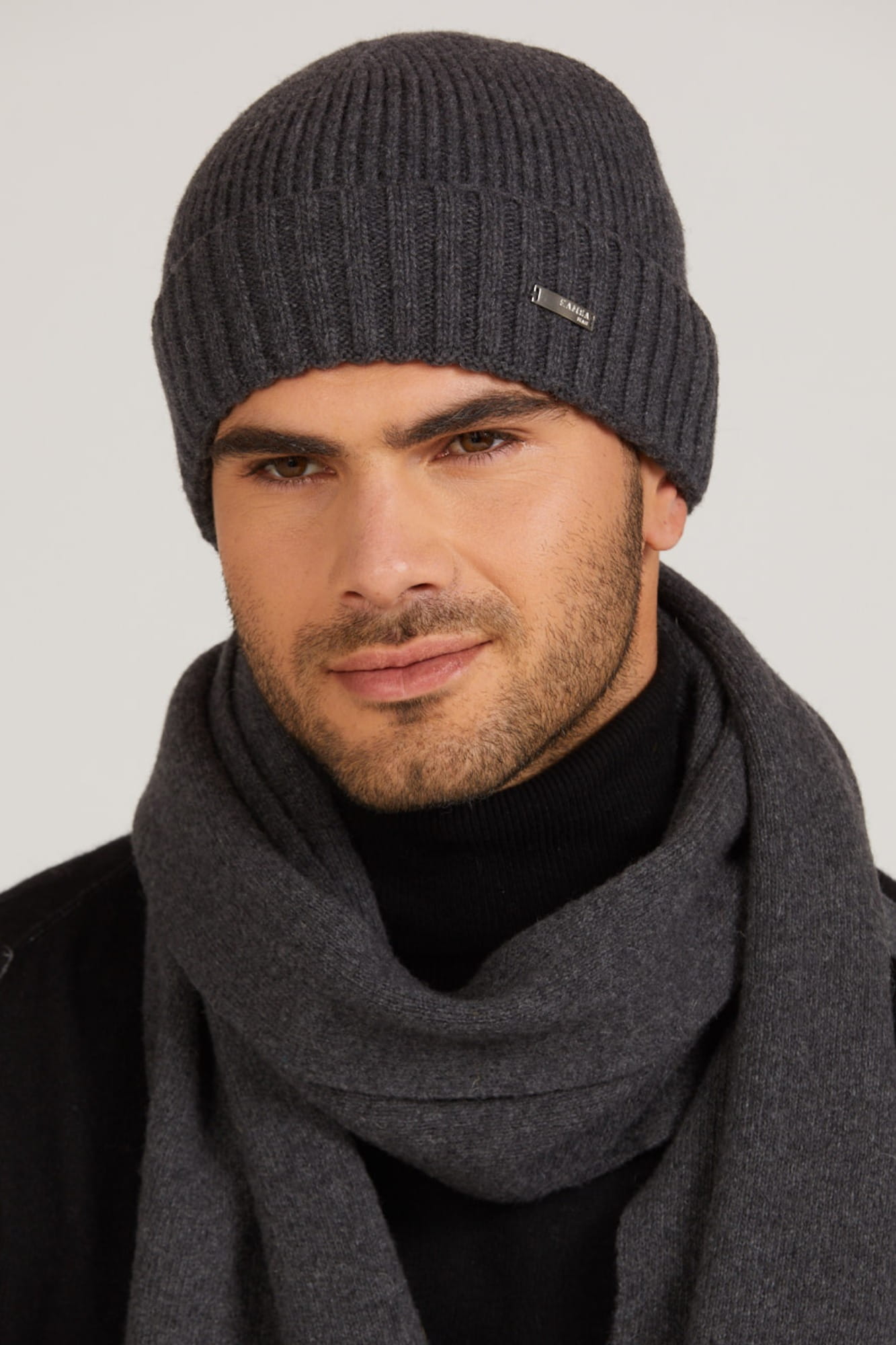 Detal czapki Carlos, ukazujący wysokiej jakości wełnianą przędzę w kolorze grafitowym | KAMEA | Spironik.pl