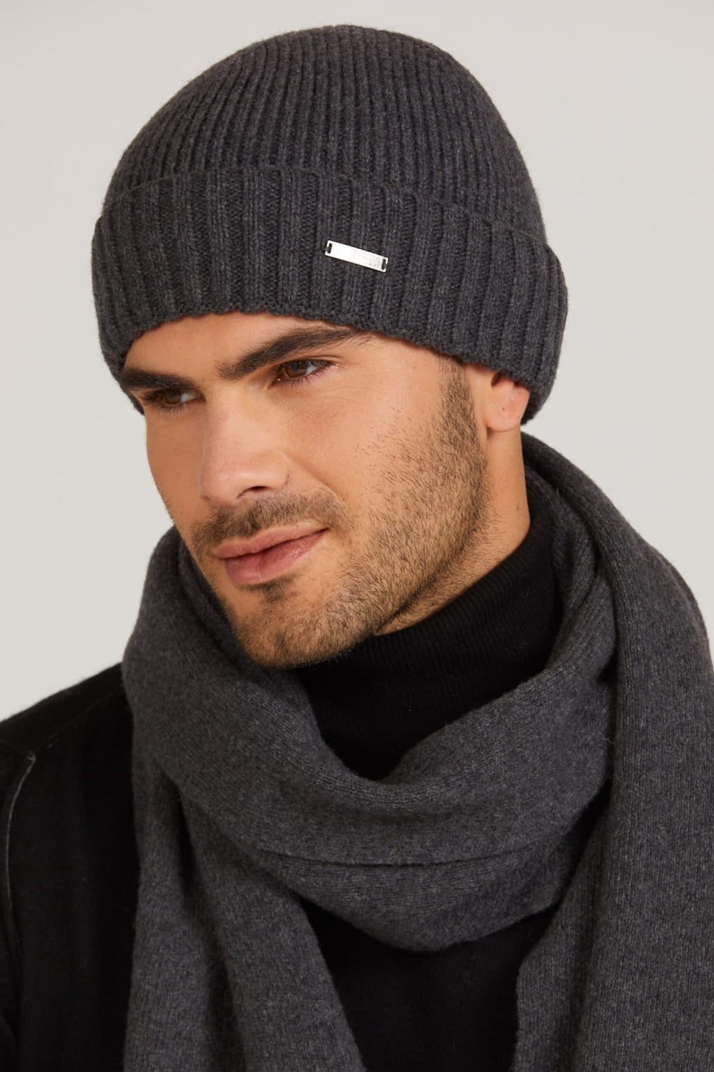 Czapki, Model: Carlos, Kolor: grafitowy, Skład materiału: 80% Wełna; 20% Poliamid, Przeznaczenie: Jesień/Zima, Rozmiar: Uniwersalny (54-62)
