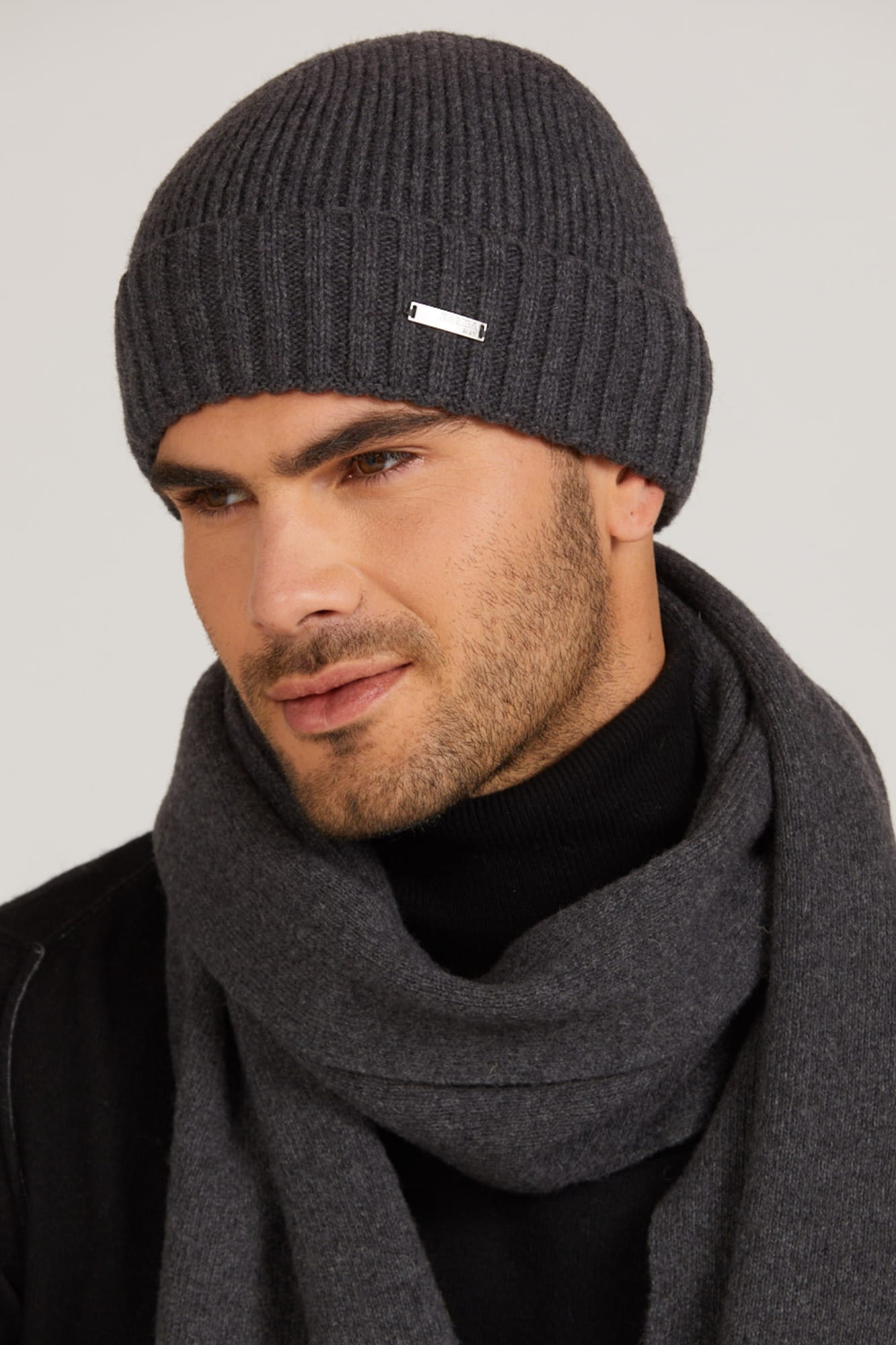 Czapki, Model: Carlos, Kolor: grafitowy, Skład materiału: 80% Wełna; 20% Poliamid, Przeznaczenie: Jesień/Zima, Rozmiar: Uniwersalny (54-62)