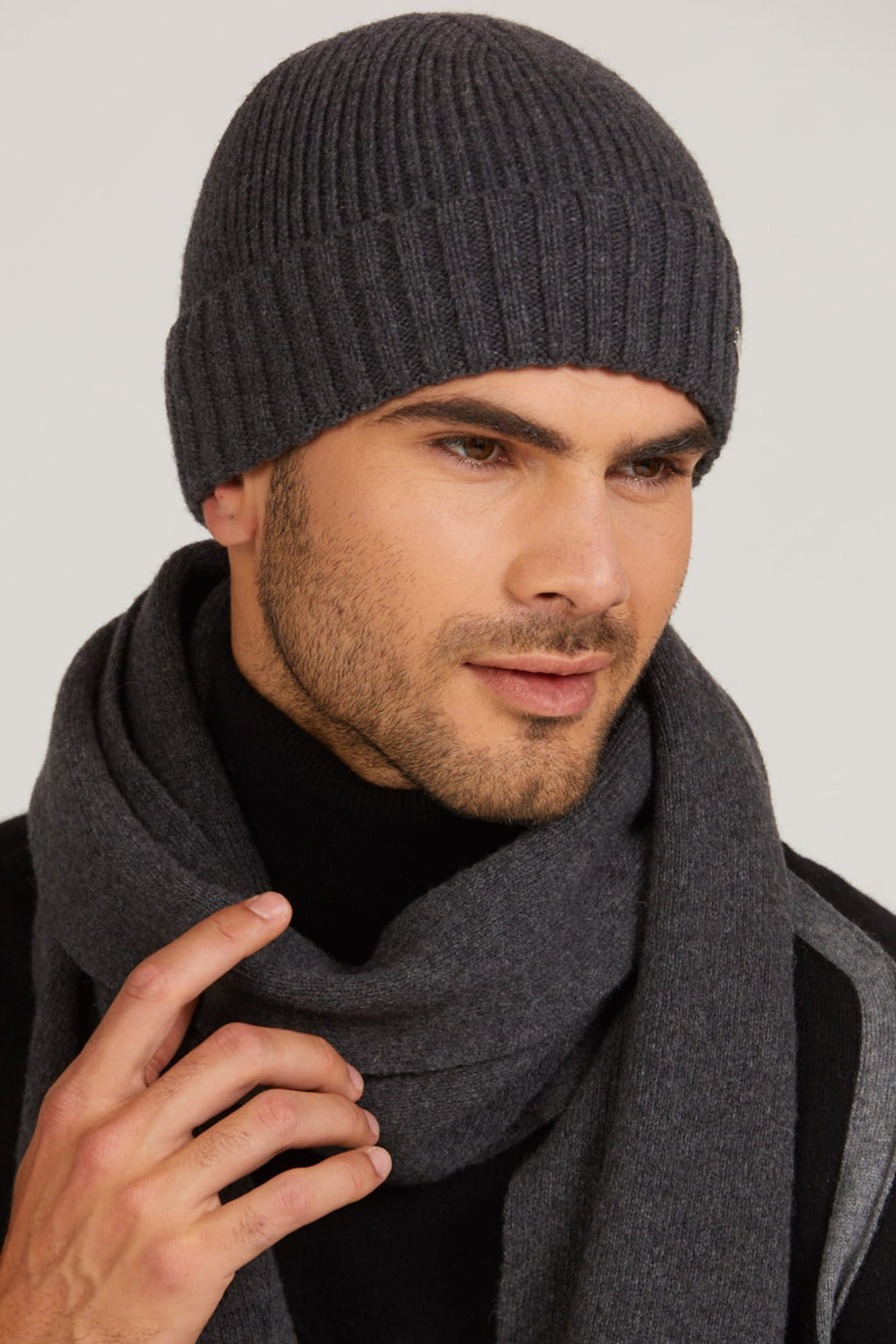 Czapka męska Carlos w grafitowym kolorze, widok z boku, idealna na chłodne dni | KAMEA | Spironik.pl