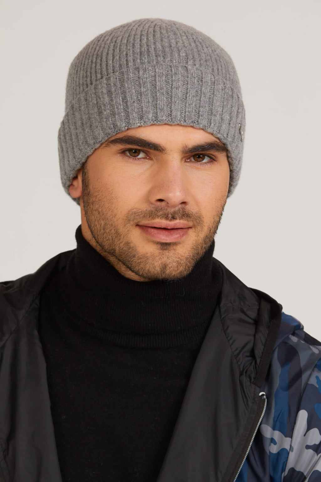 Detal czapki Carlos, ukazujący modnie wywinięty brzeg oraz wysoką jakość materiału | KAMEA | Spironik.pl