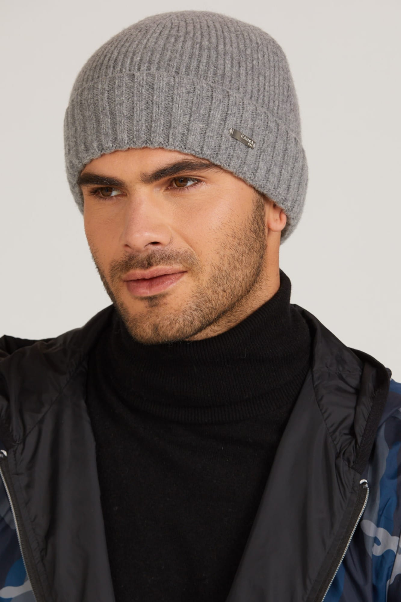 Czapka męska Carlos w szarym kolorze, prezentująca się z boku, z uniwersalnym rozmiarem 54-62 | KAMEA | Spironik.pl