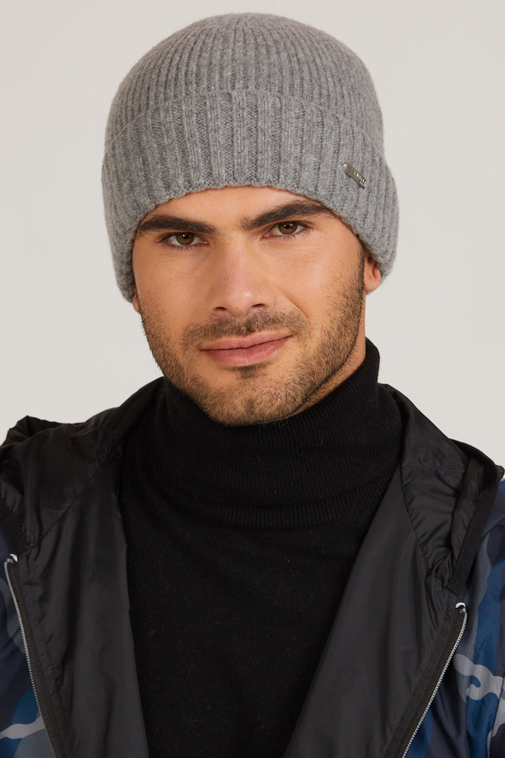 Czapka Carlos na głowie mężczyzny, zapewniająca komfort i ciepło w chłodne dni | KAMEA | Spironik.pl