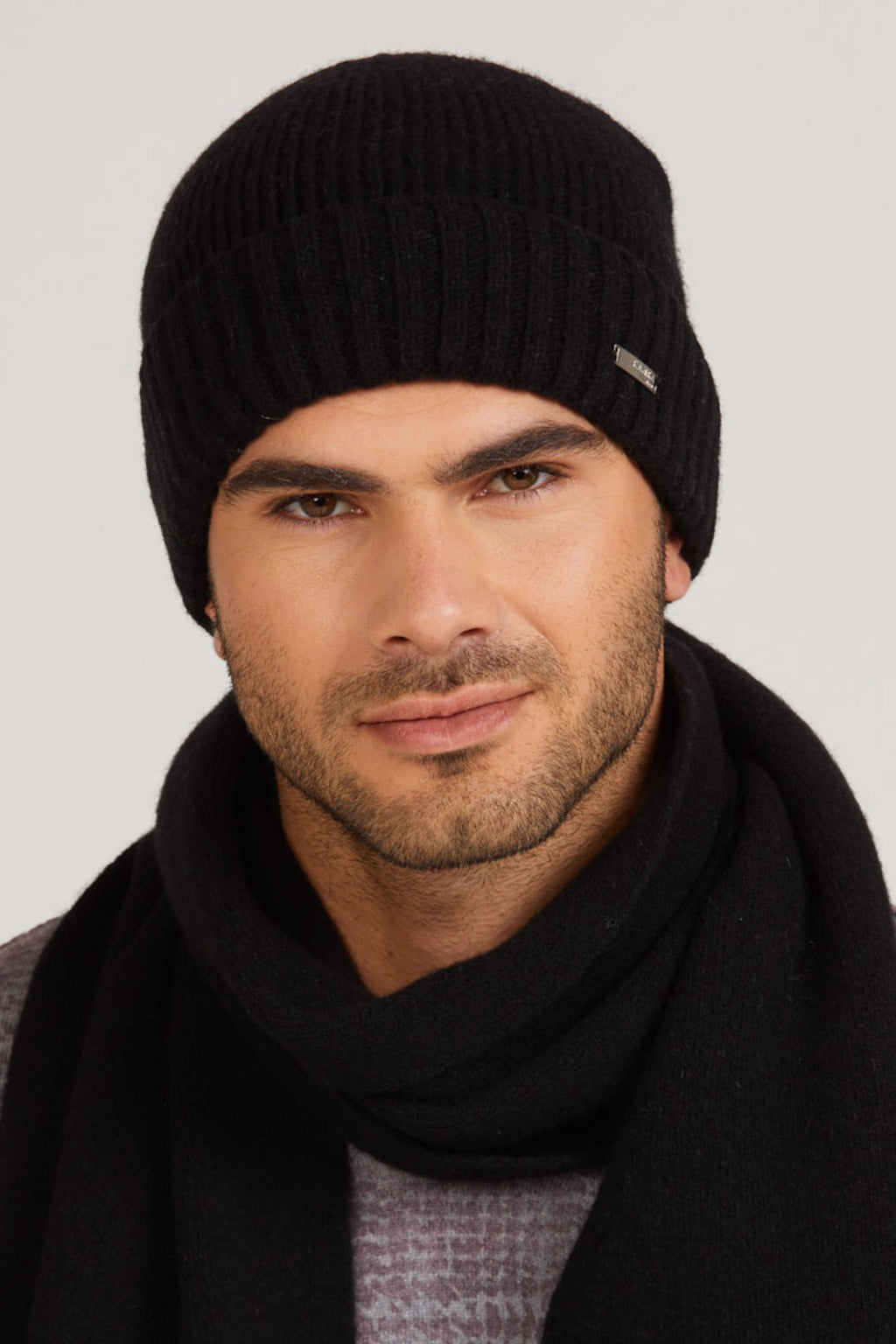 Detal czapki męskiej Carlos, ukazujący wysoką jakość materiału i charakterystyczny wywinięty brzeg | KAMEA | Spironik.pl