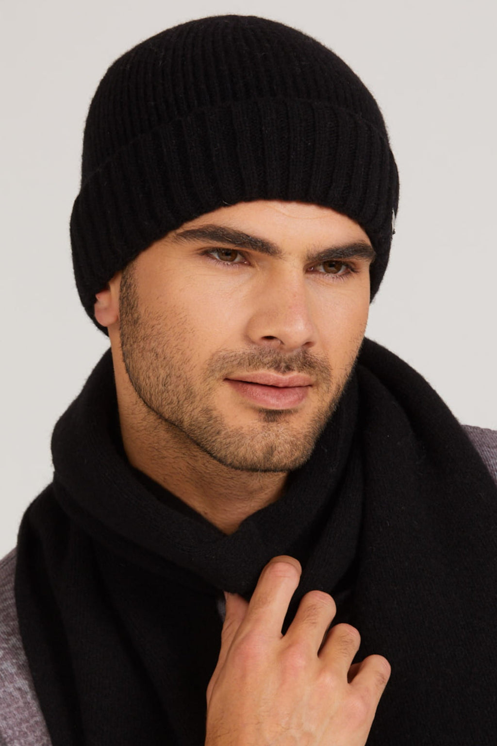 Czapka zimowa Carlos na głowie mężczyzny, prezentująca uniwersalny rozmiar i klasyczny czarny kolor | KAMEA | Spironik.pl
