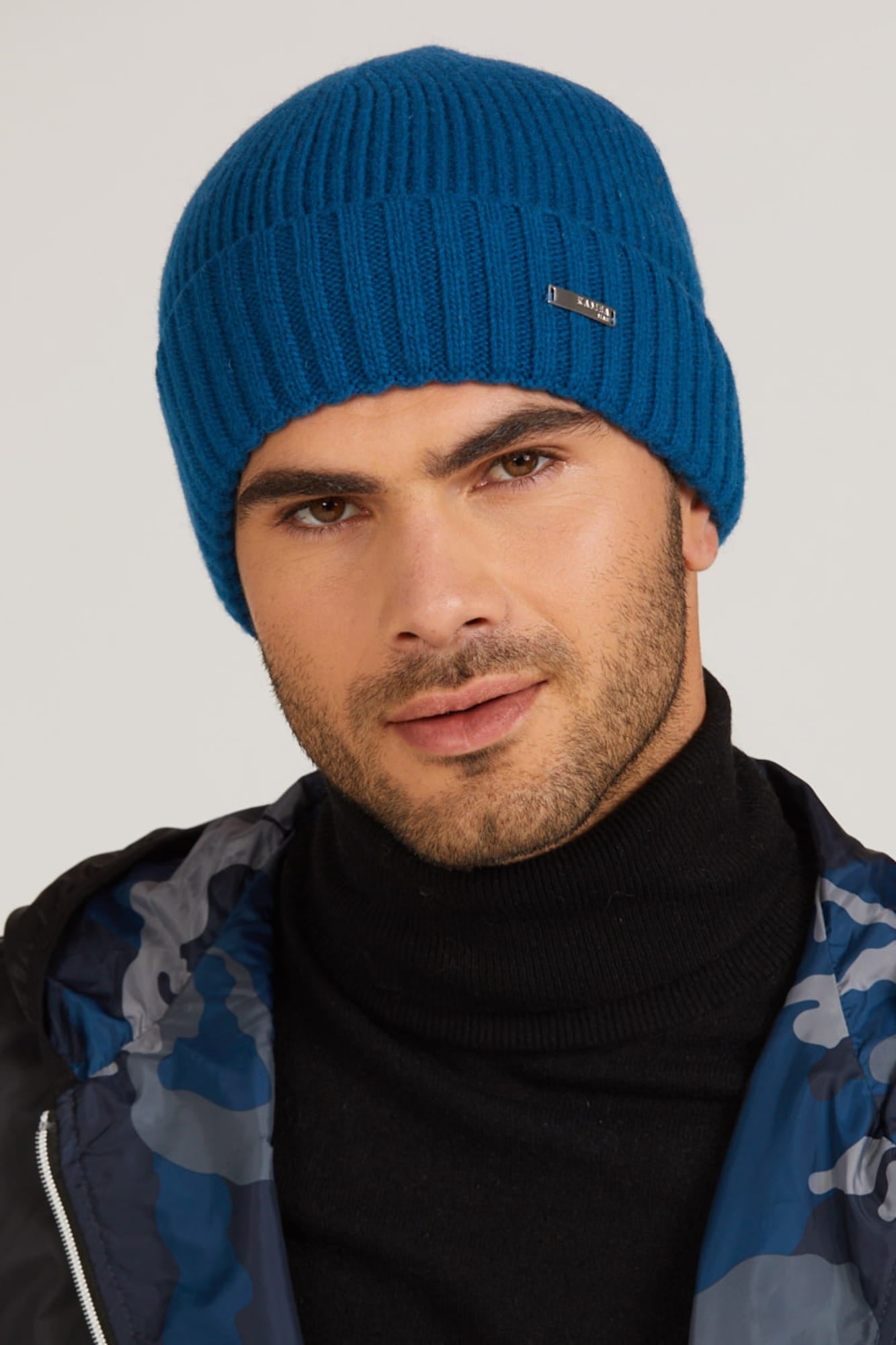 Detal czapki Carlos, ukazujący wysokiej jakości wełnianą przędzę w kolorze niebieskim | KAMEA | Spironik.pl