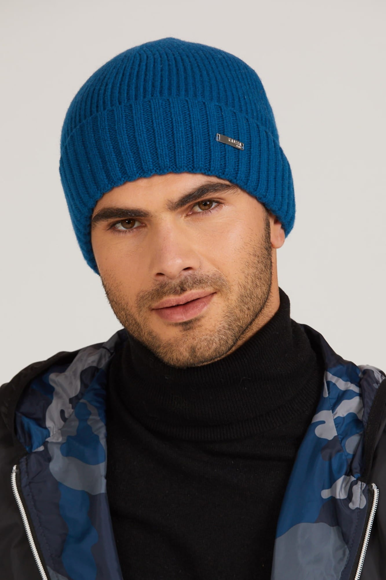 Czapka męska Carlos w kolorze niebieskim, widok z boku, z modnie wywiniętym brzegiem | KAMEA | Spironik.pl