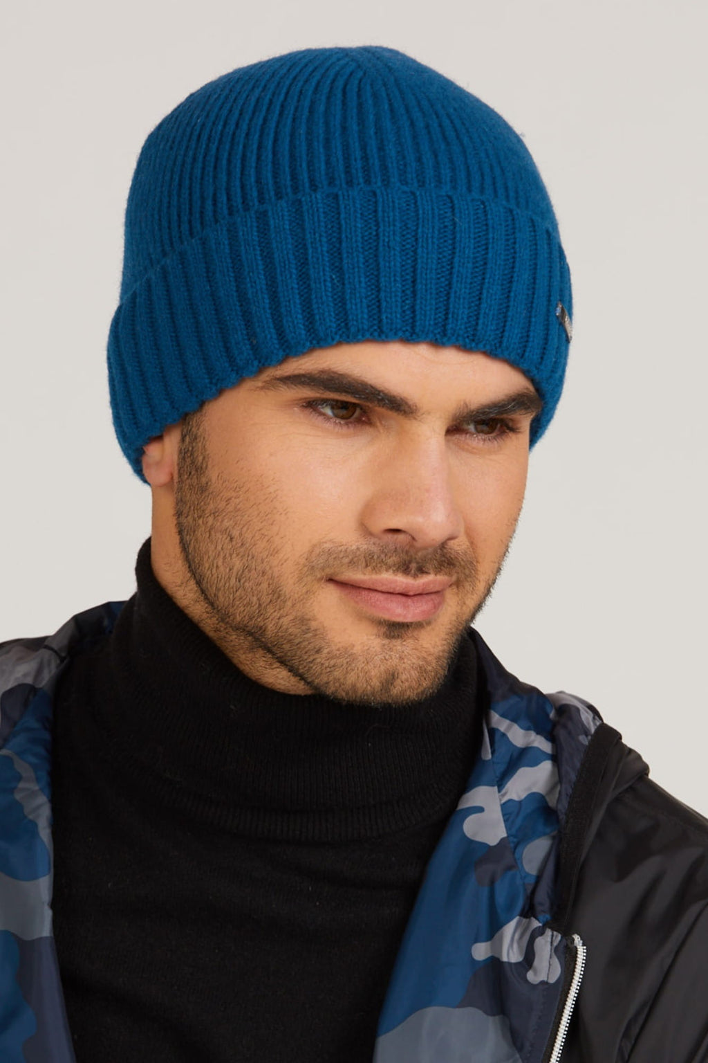 Czapka Carlos na głowie mężczyzny, prezentująca komfort i ciepło w zimowej stylizacji | KAMEA | Spironik.pl