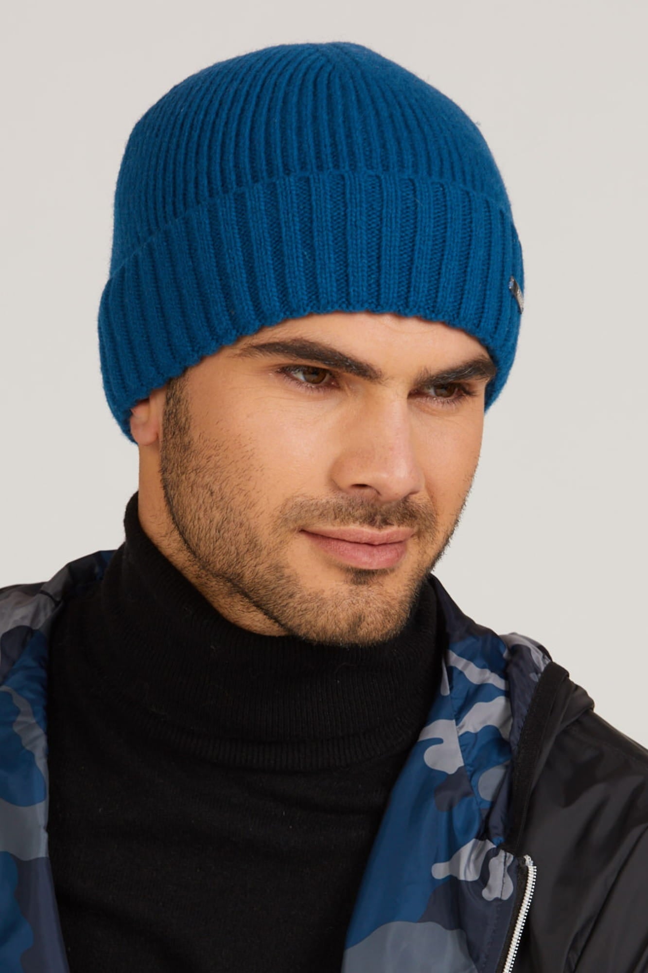 Czapka Carlos na głowie mężczyzny, prezentująca komfort i ciepło w zimowej stylizacji | KAMEA | Spironik.pl