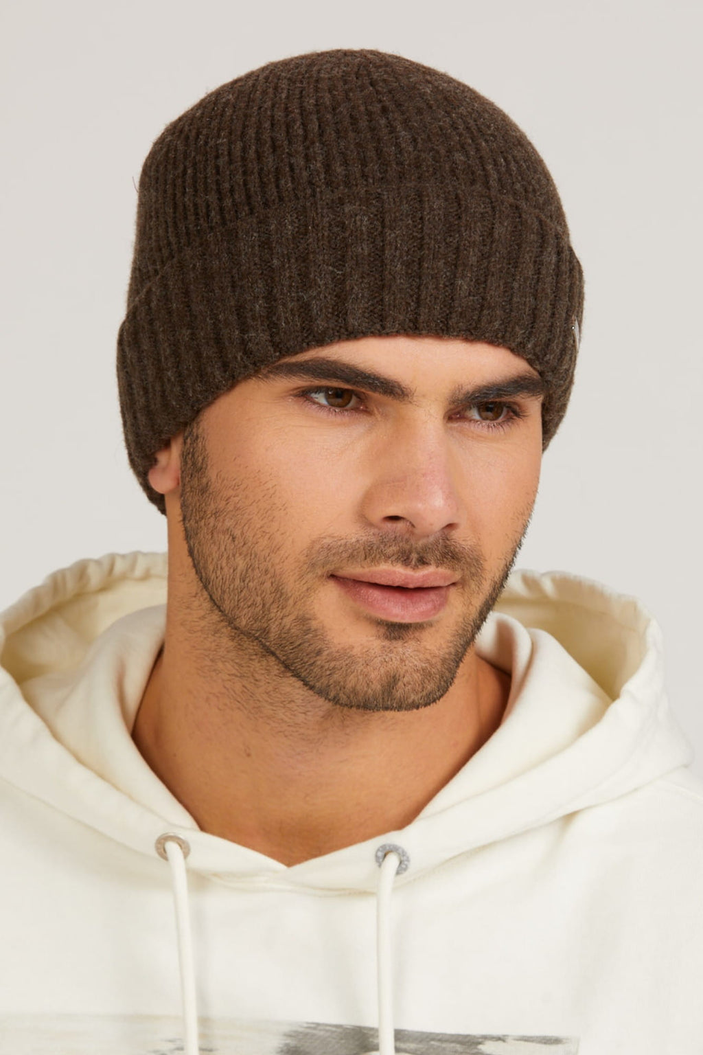 Detal czapki męskiej Carlos, ukazujący fakturę wełnianego materiału w odcieniu brązowym | KAMEA | Spironik.pl