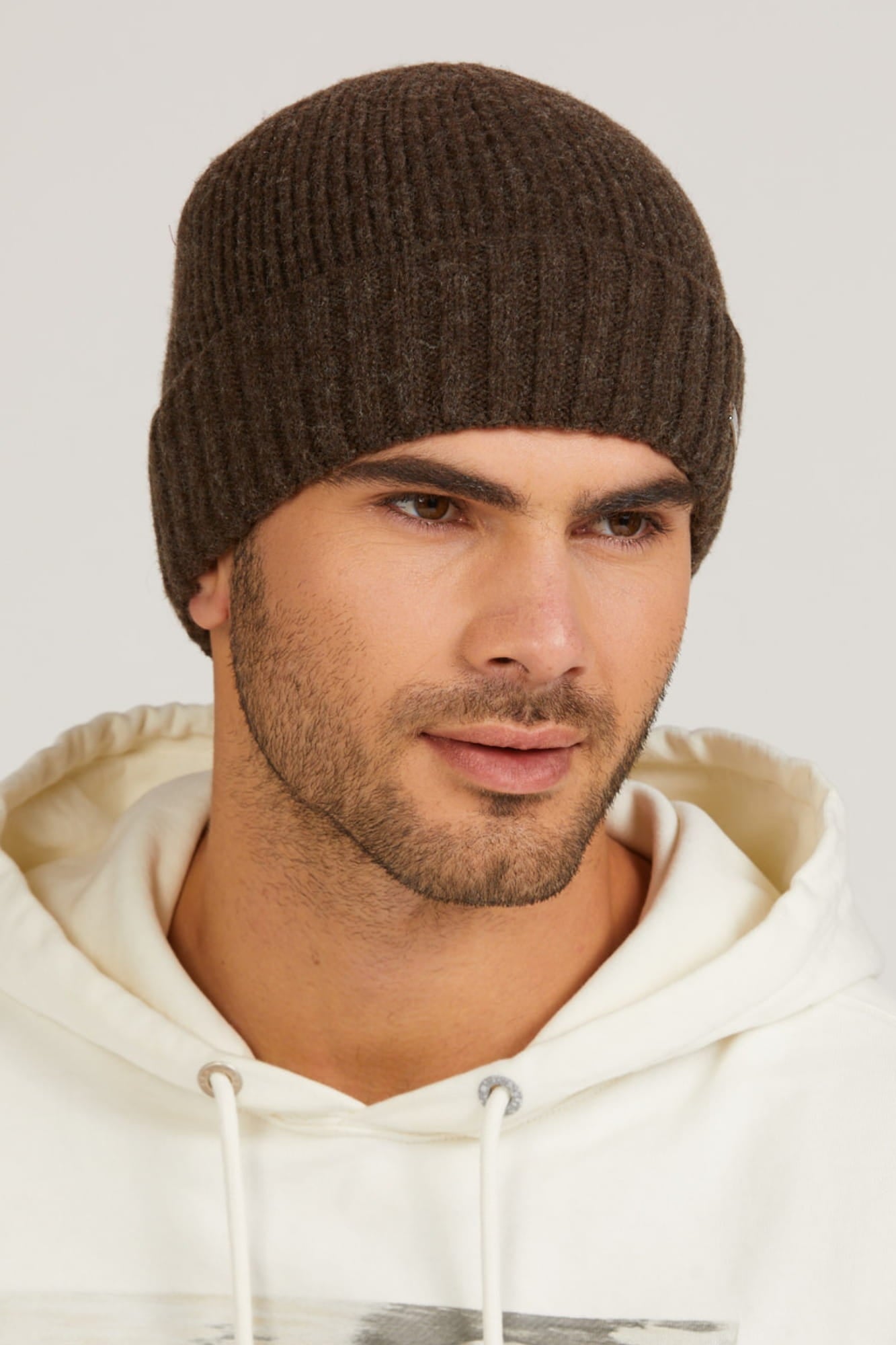 Detal czapki męskiej Carlos, ukazujący fakturę wełnianego materiału w odcieniu brązowym | KAMEA | Spironik.pl