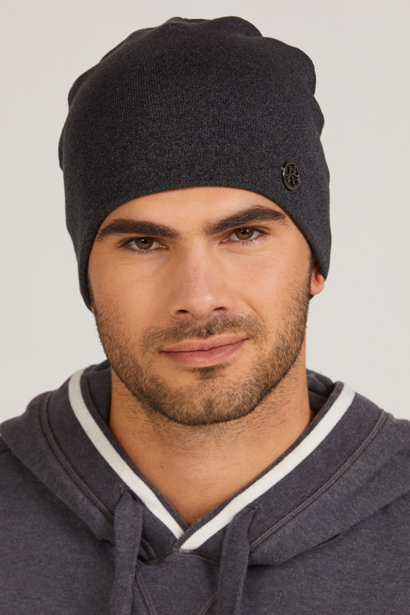 Czapka uniwersalna Harrisburg w kolorze czarnym, dopasowująca się do różnych stylizacji na chłodne dni | KAMEA | Spironik.pl