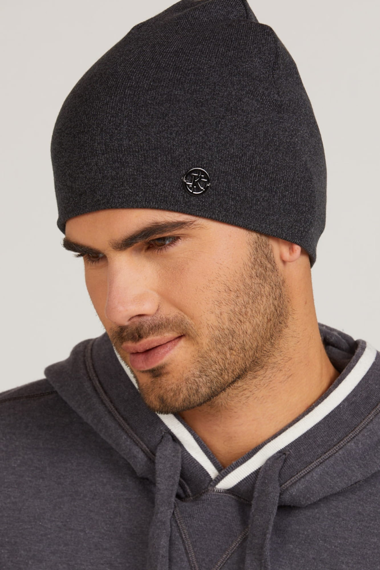 Detal czapki Harrisburg z widocznym srebrnym znaczkiem, podkreślającym jej elegancki charakter | KAMEA | Spironik.pl