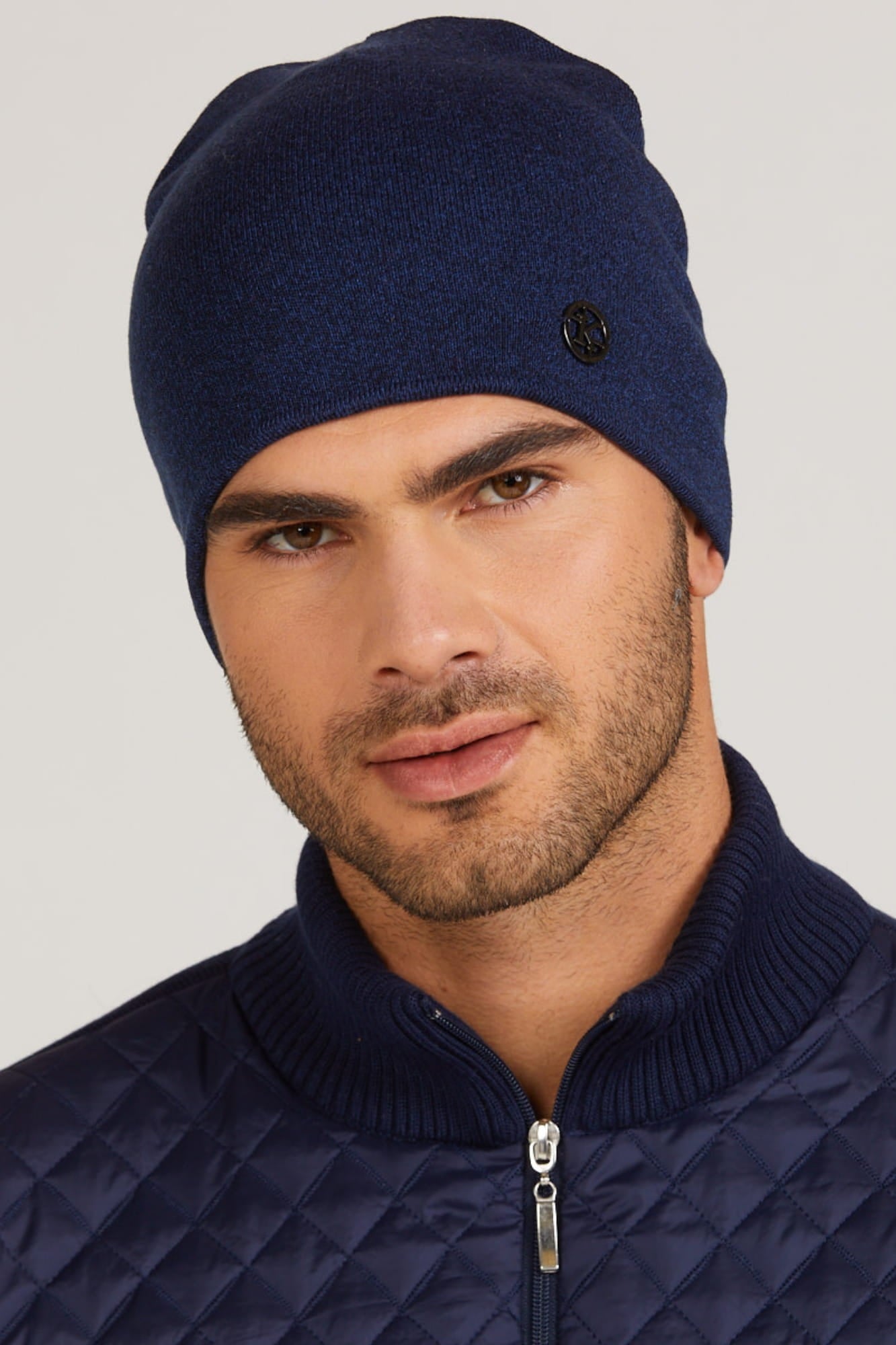 Czapka Harrisburg na głowie mężczyzny, doskonała na chłodne dni, w kolorze granatowym | KAMEA | Spironik.pl