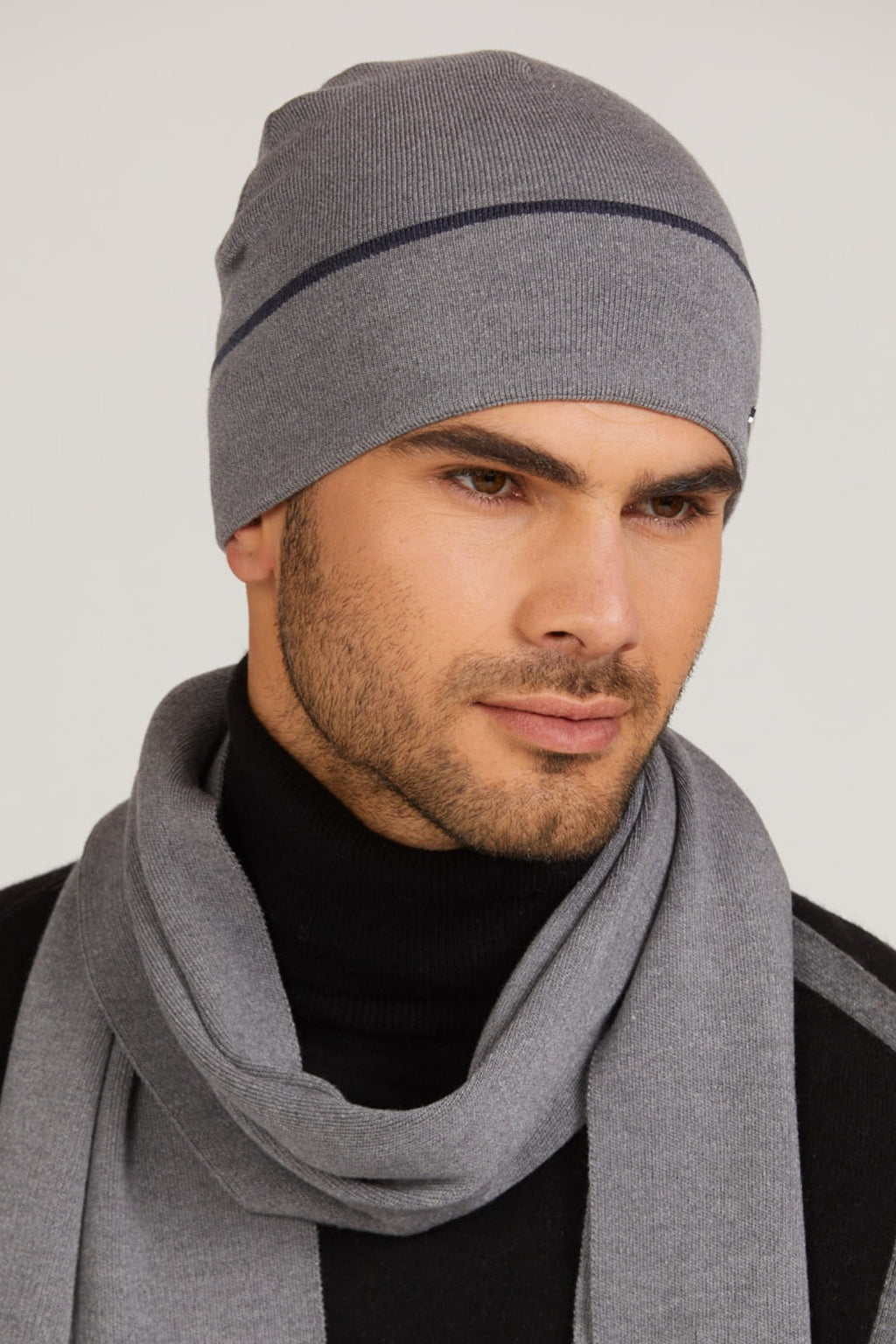 Szara czapka męska Mateo, widok z przodu, podkreślająca jej stylowy wygląd | KAMEA | Spironik.pl