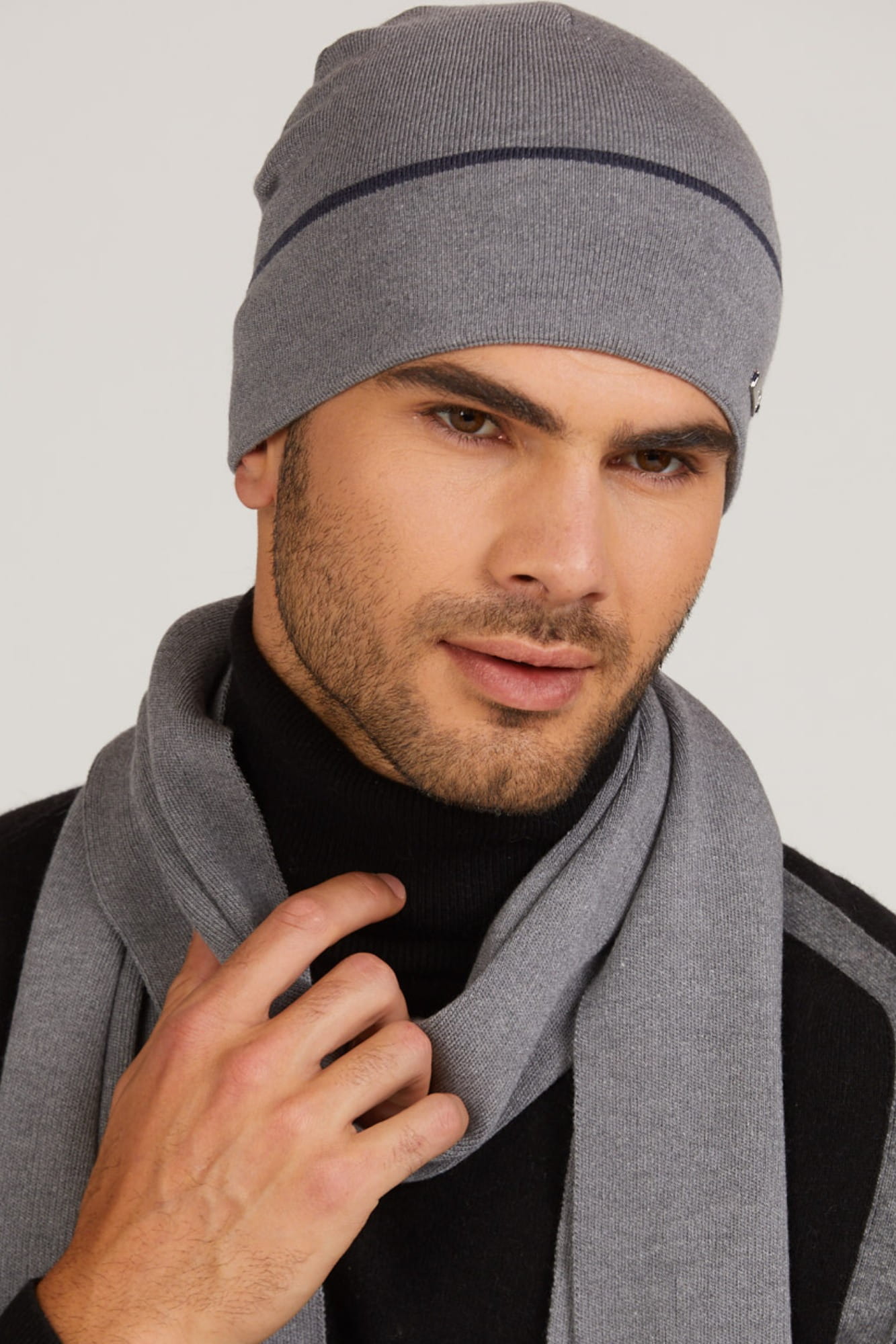 Czapka męska Mateo w szarym kolorze, widok z boku, ukazujący jej uniwersalny rozmiar | KAMEA | Spironik.pl