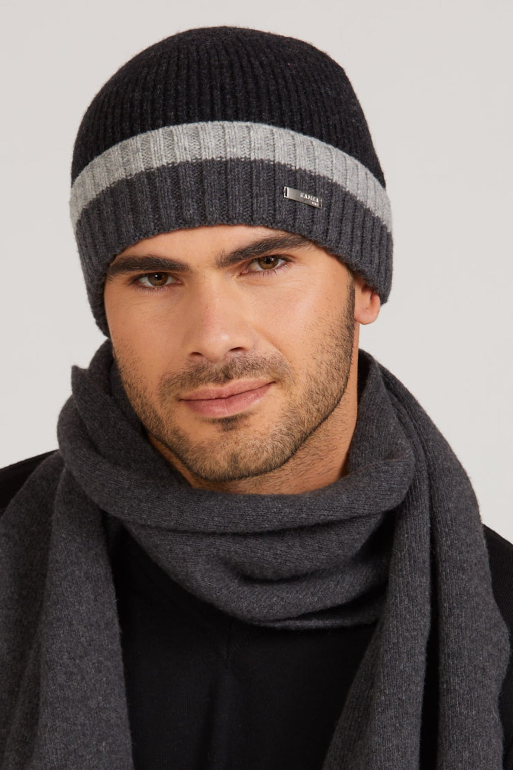 Detal czapki Zorro ukazujący miękką fakturę materiału oraz klasyczny kształt | KAMEA | Spironik.pl