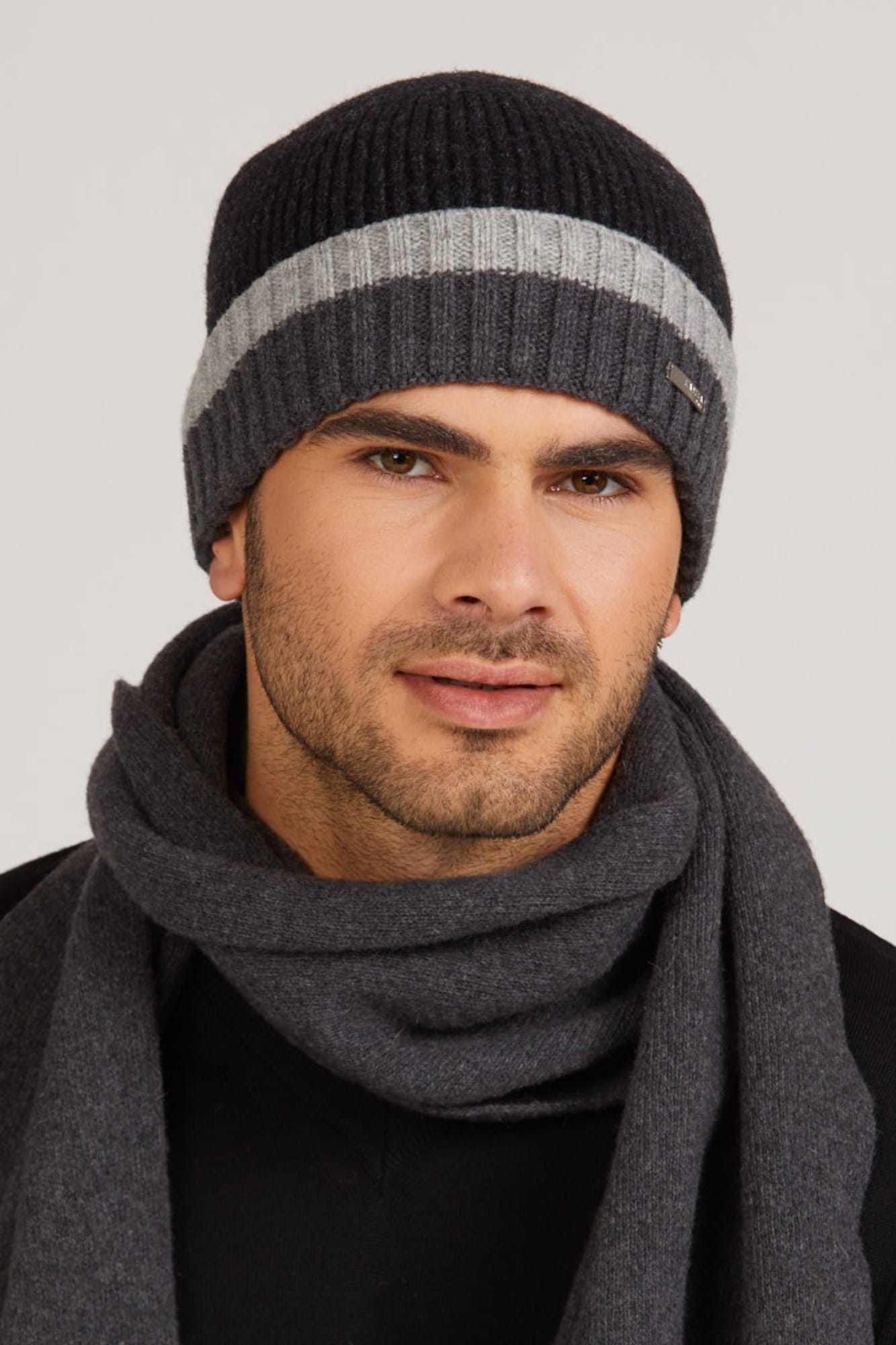 Czapka Zorro w kolorze czarnym na głowie mężczyzny, doskonała do zimowych stylizacji | KAMEA | Spironik.pl