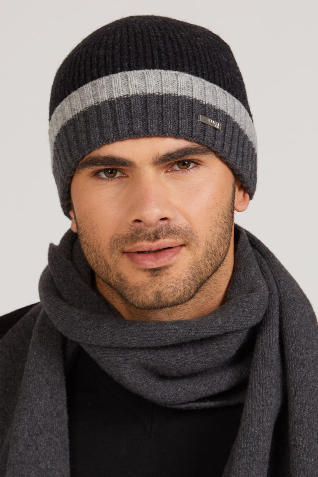 Bok czapki męskiej Zorro, prezentujący uniwersalny rozmiar i elegancki design | KAMEA | Spironik.pl