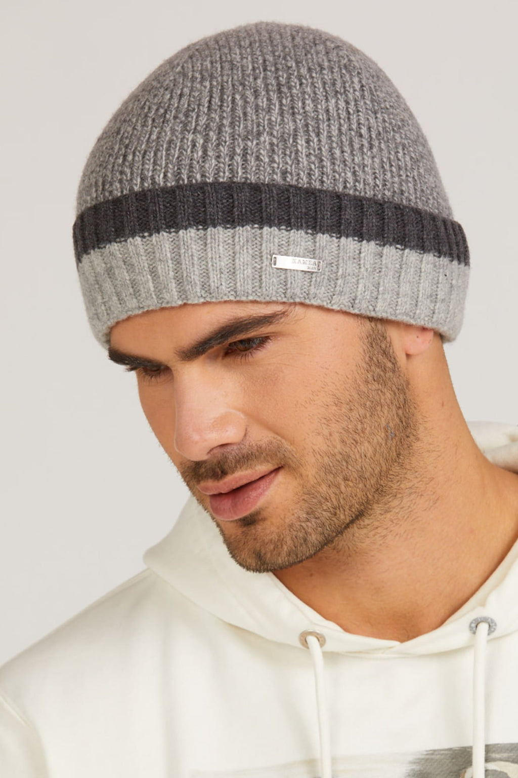 Szara czapka męska Zorro z klasycznym kształtem, doskonała do zimowych stylizacji | KAMEA | Spironik.pl