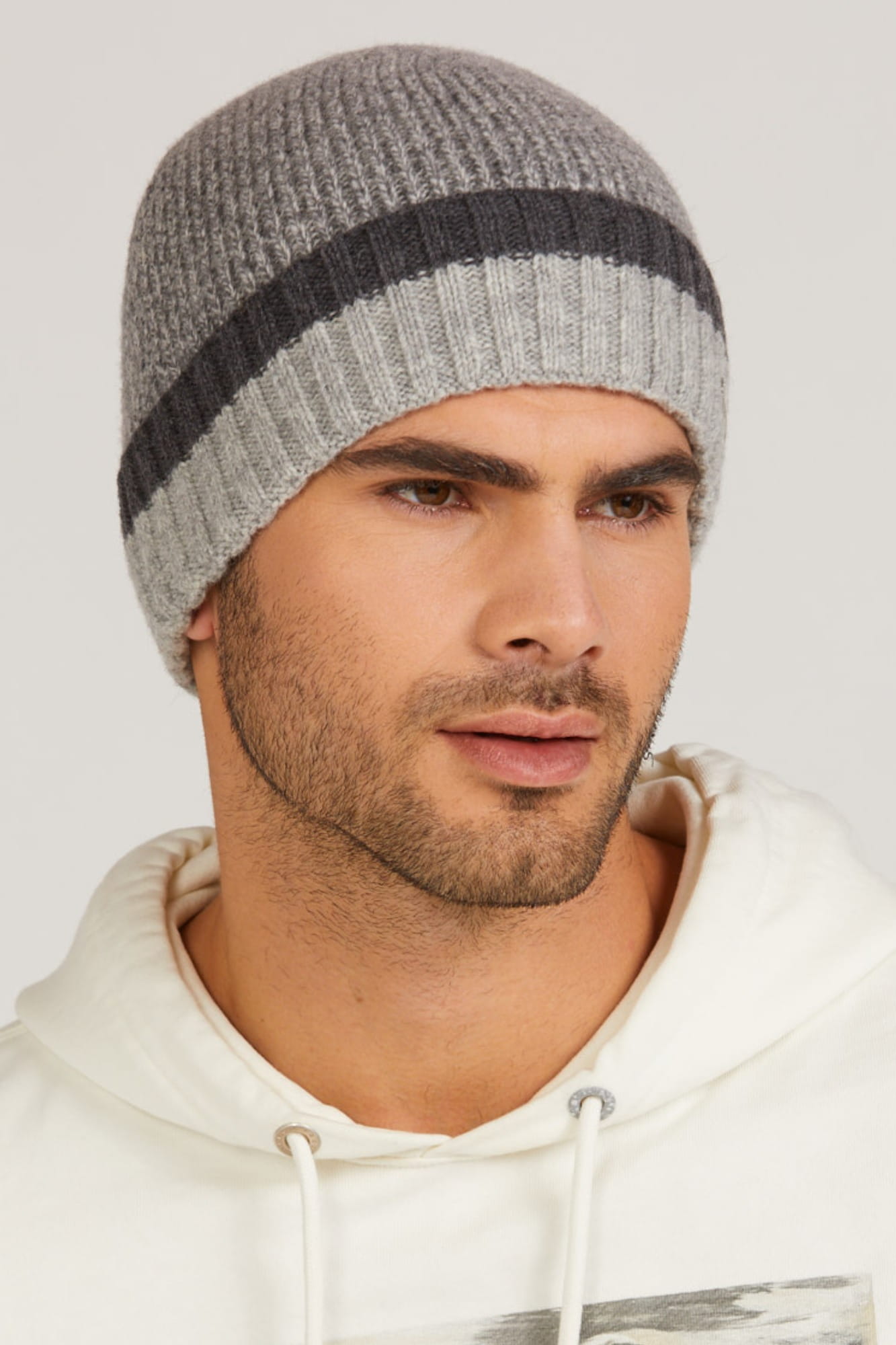 Detal czapki Zorro, ukazujący miękką fakturę wełnianego materiału | KAMEA | Spironik.pl