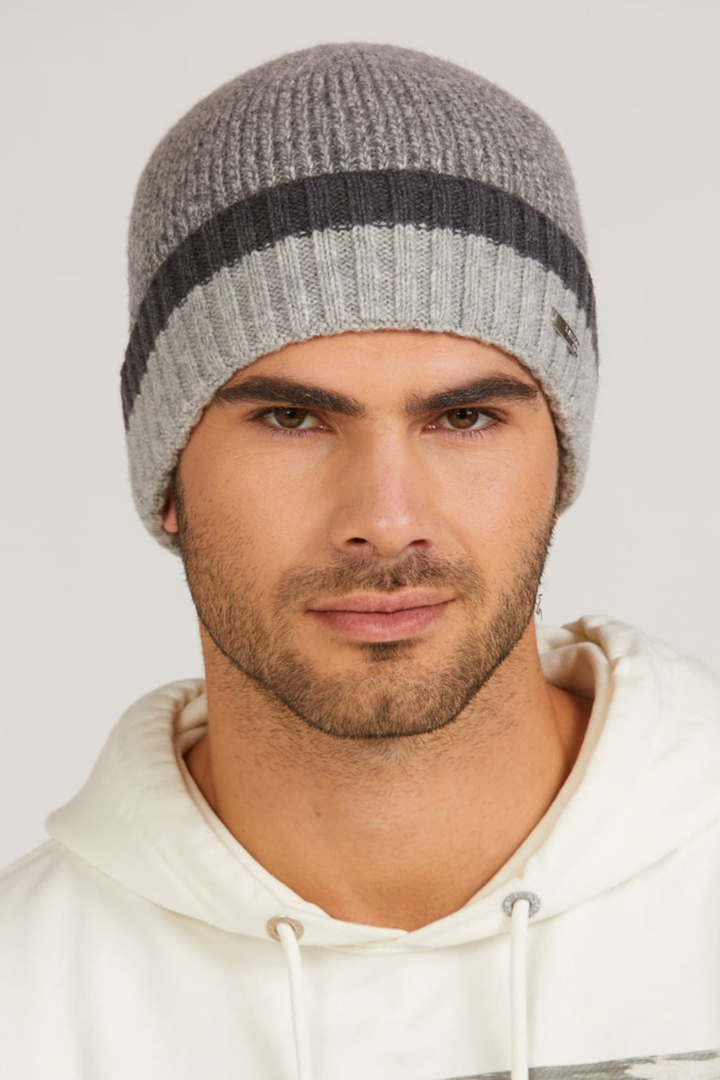 Czapka Zorro na głowie mężczyzny, prezentująca uniwersalny rozmiar 54-62 | KAMEA | Spironik.pl