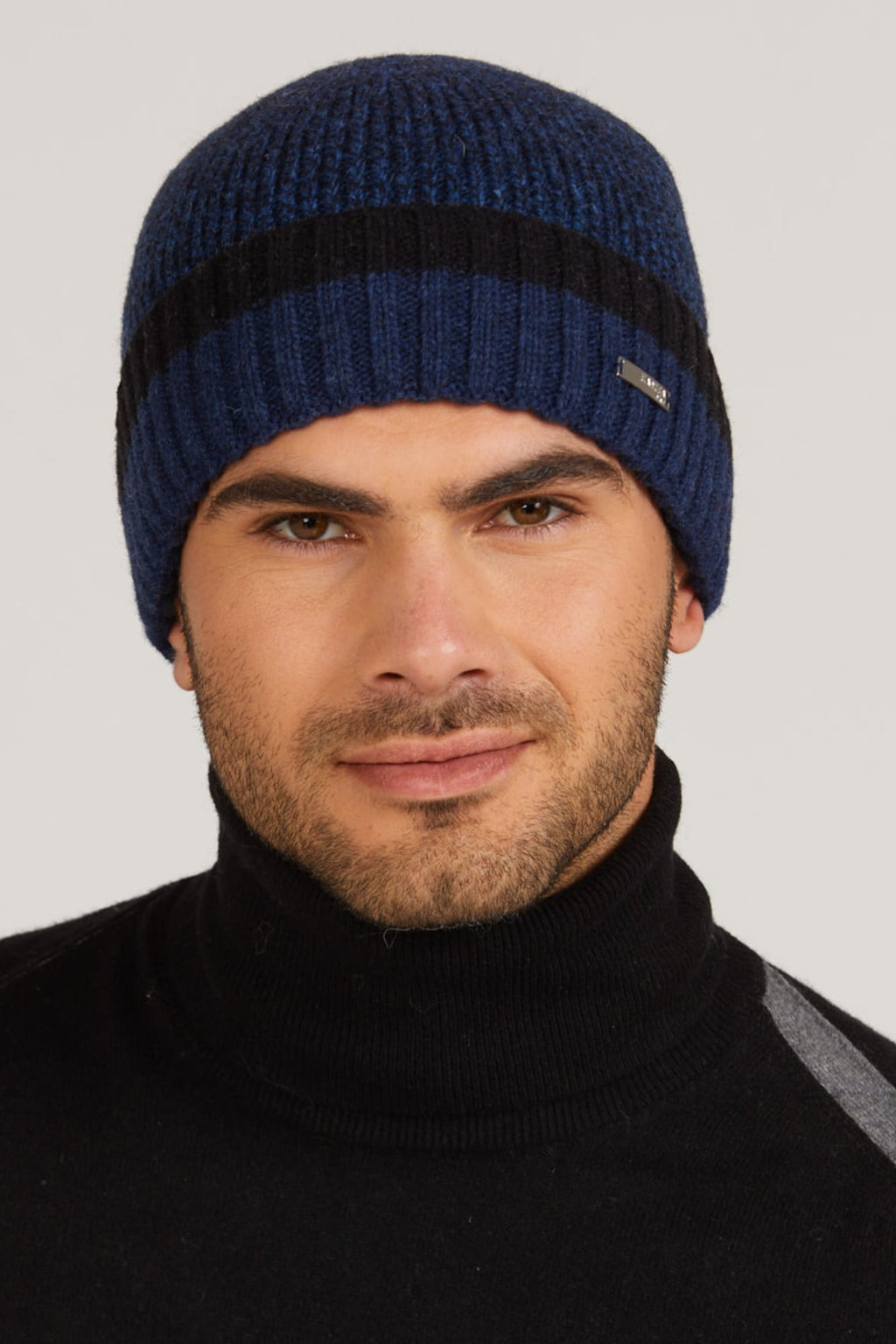 Granatowa czapka męska Zorro z boku, w uniwersalnym rozmiarze 54-62, wyprodukowana w Polsce | KAMEA | Spironik.pl
