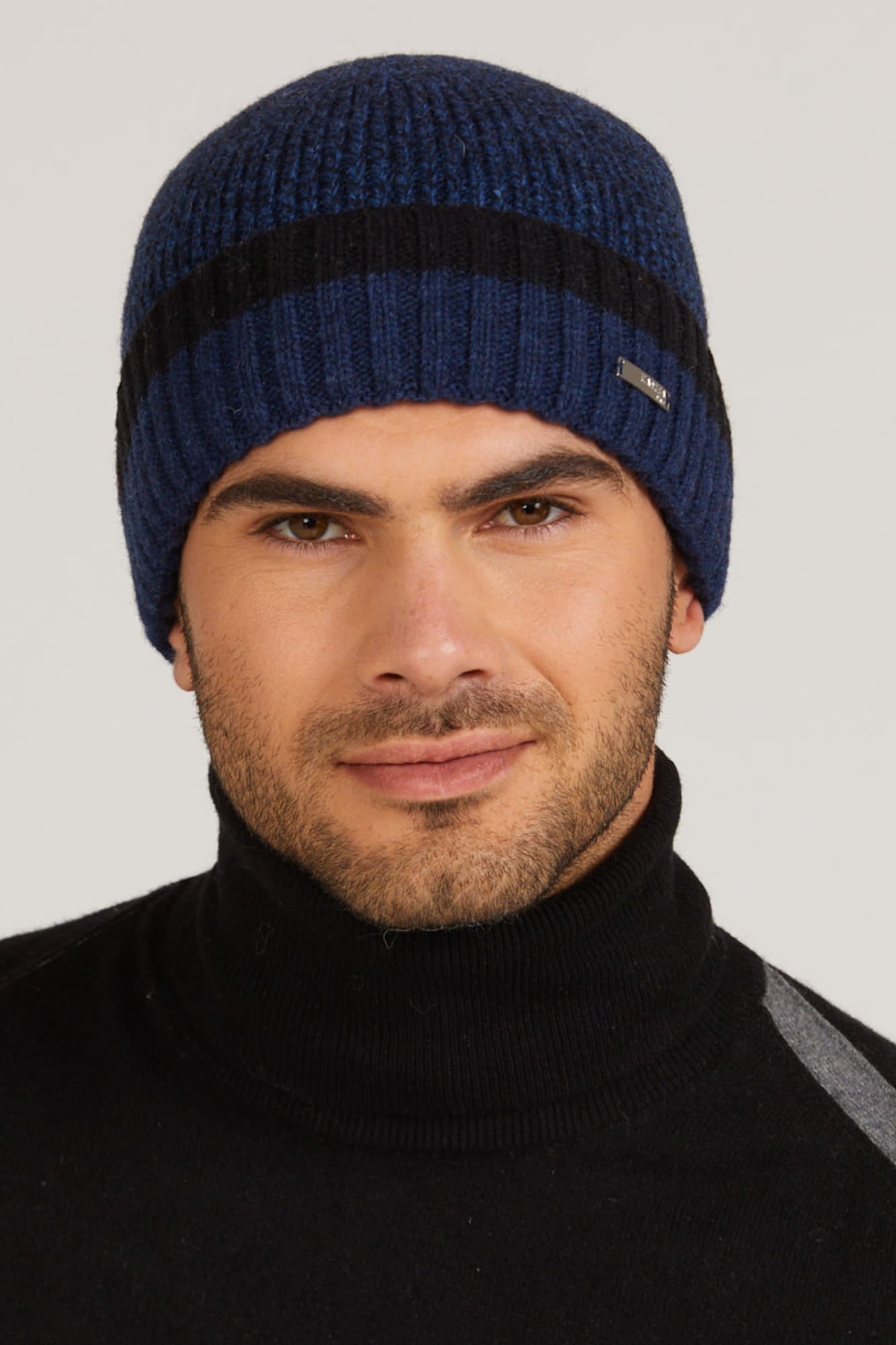 Granatowa czapka męska Zorro z boku, w uniwersalnym rozmiarze 54-62, wyprodukowana w Polsce | KAMEA | Spironik.pl