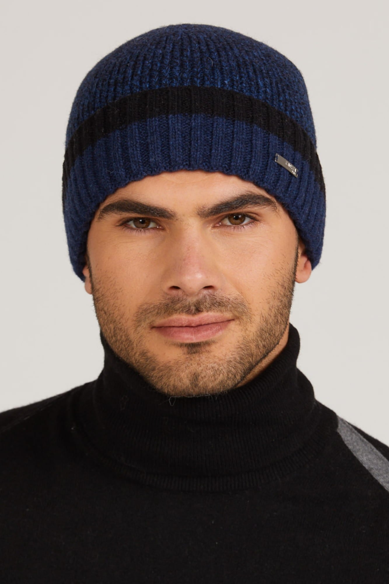 Detal czapki męskiej Zorro, ukazujący wysoką jakość materiału i staranne wykończenie | KAMEA | Spironik.pl