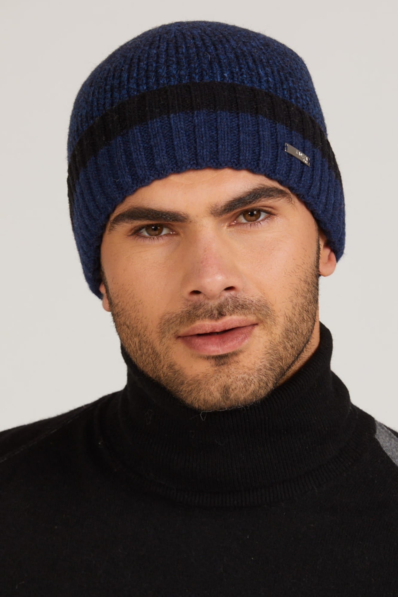 Czapka Zorro w użyciu, doskonała do uzupełnienia zimowej stylizacji w chłodne dni | KAMEA | Spironik.pl