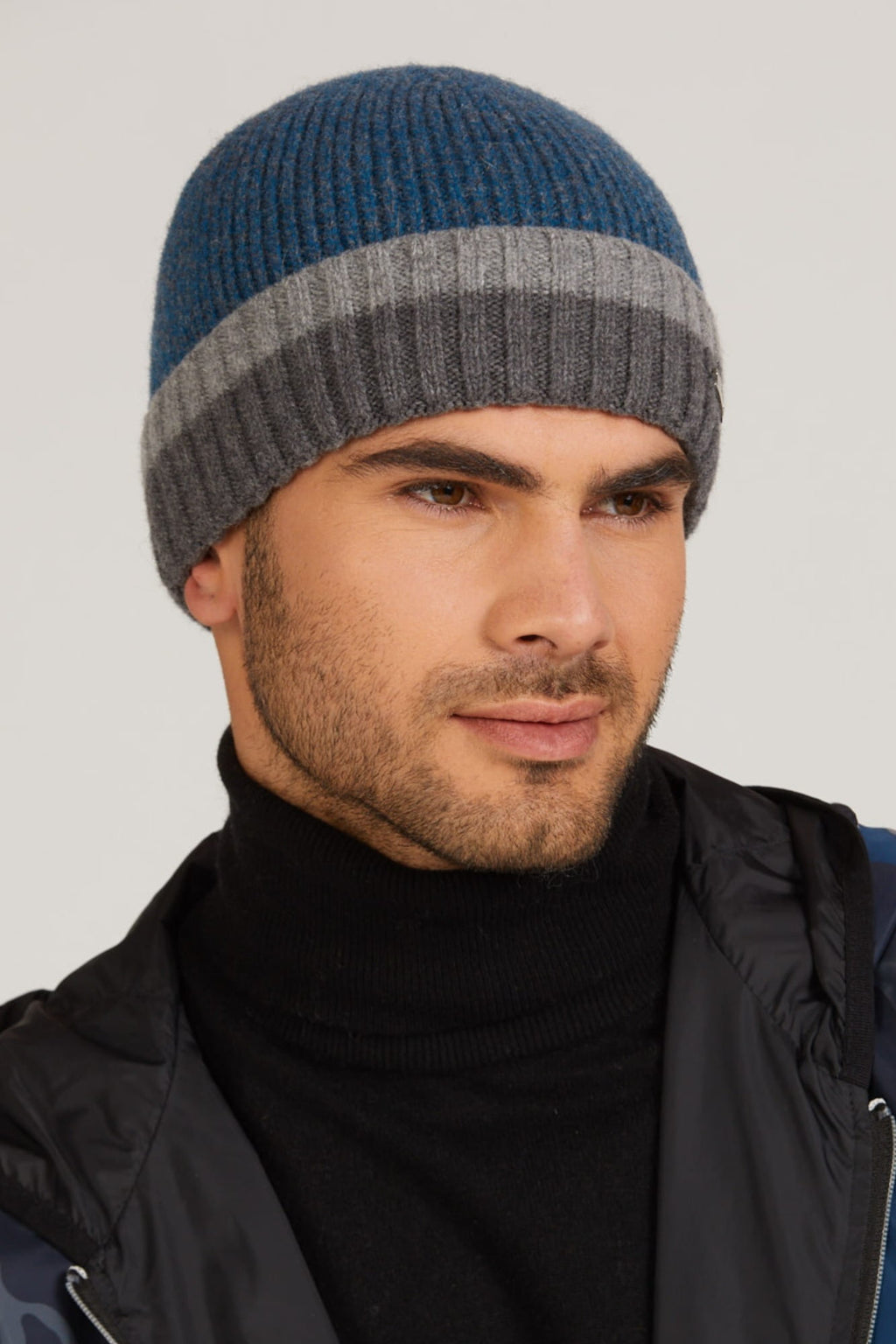 Widok z boku czapki męskiej Zorro, ukazujący klasyczny kształt i elegancką kolorystykę | KAMEA | Spironik.pl