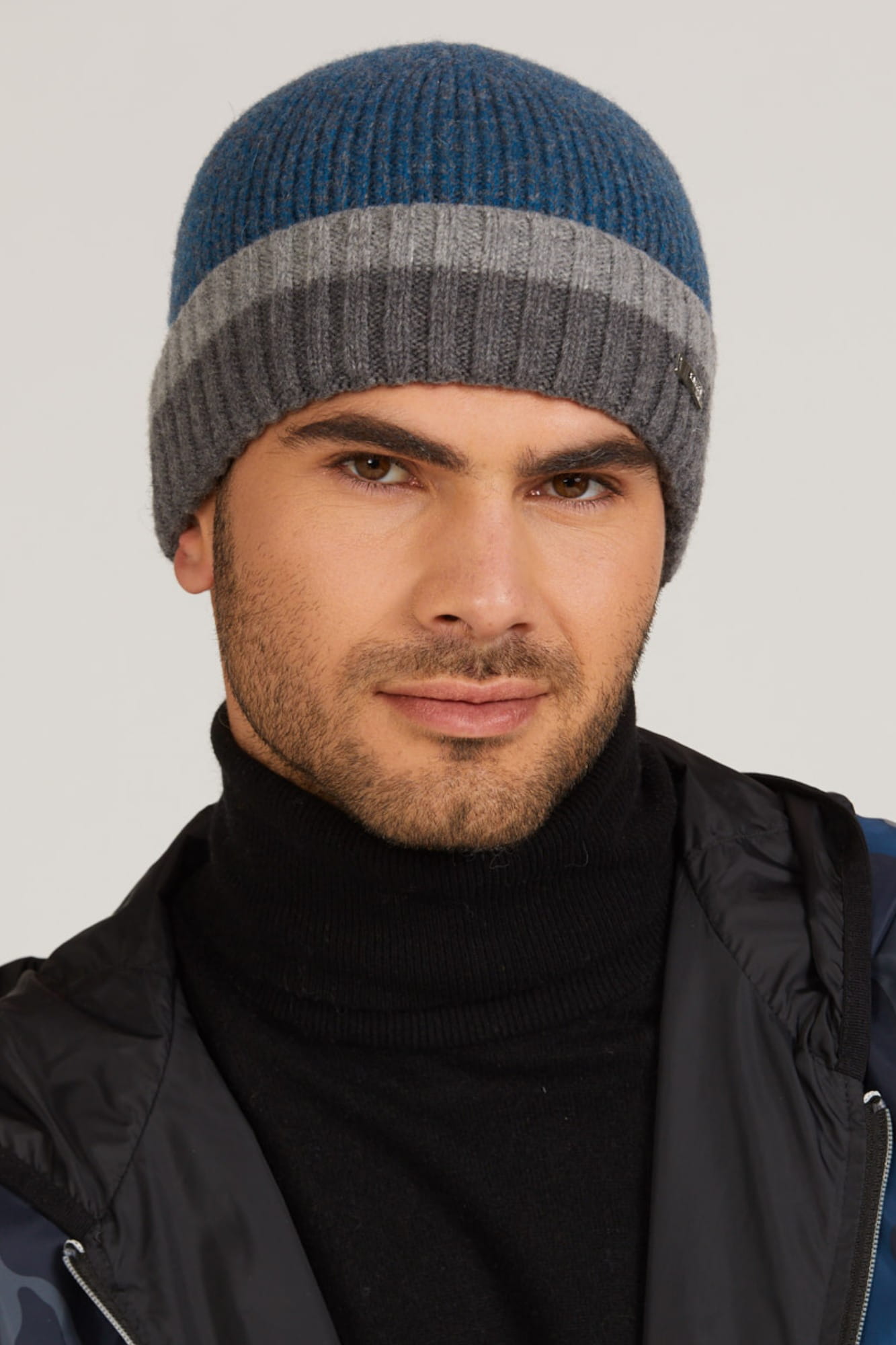 Detal materiału czapki Zorro, prezentujący miękką wełnianą przędzę w turkusowym odcieniu | KAMEA | Spironik.pl