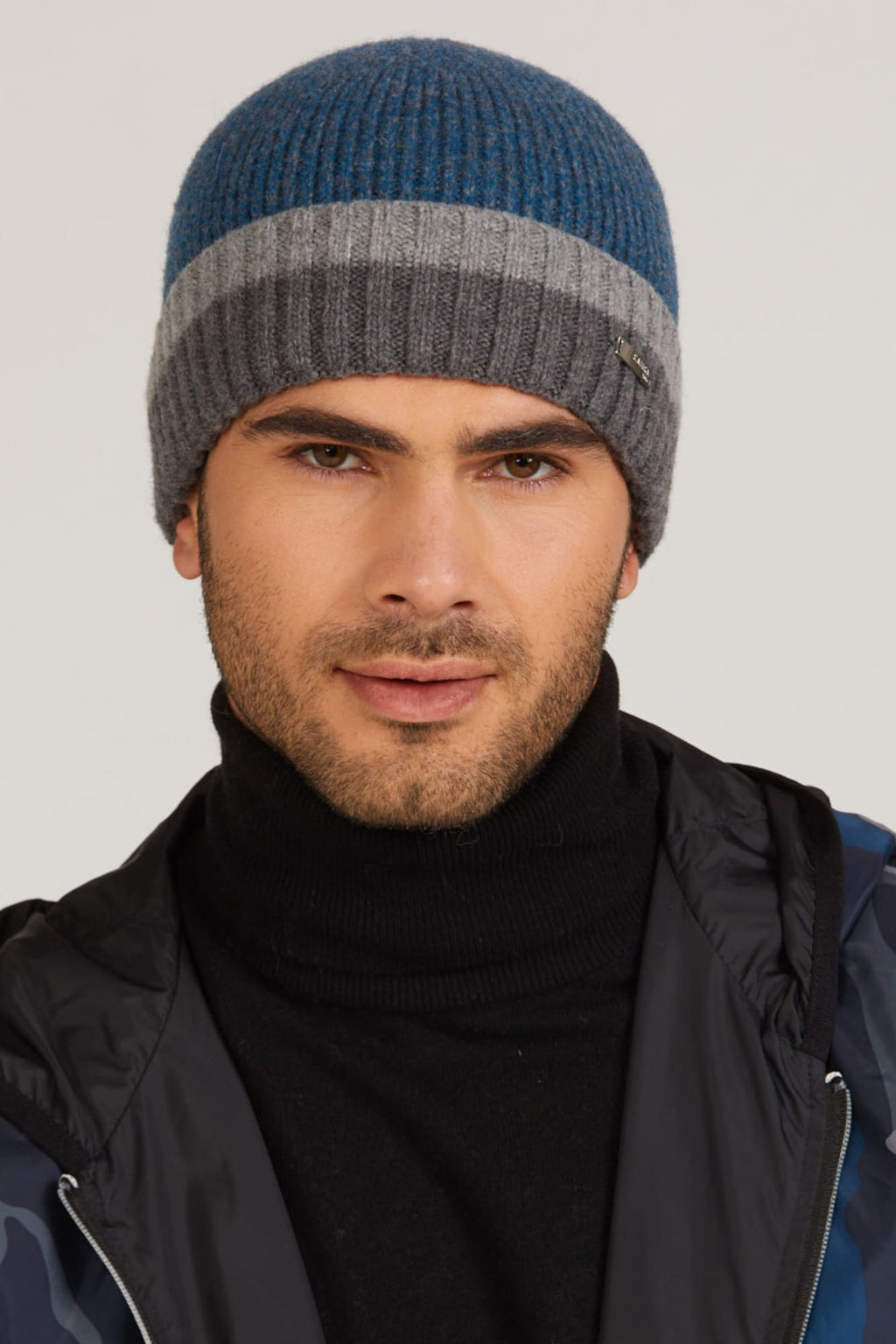 Czapka Zorro na głowie mężczyzny, doskonała do zimowych stylizacji i codziennych outfitów | KAMEA | Spironik.pl