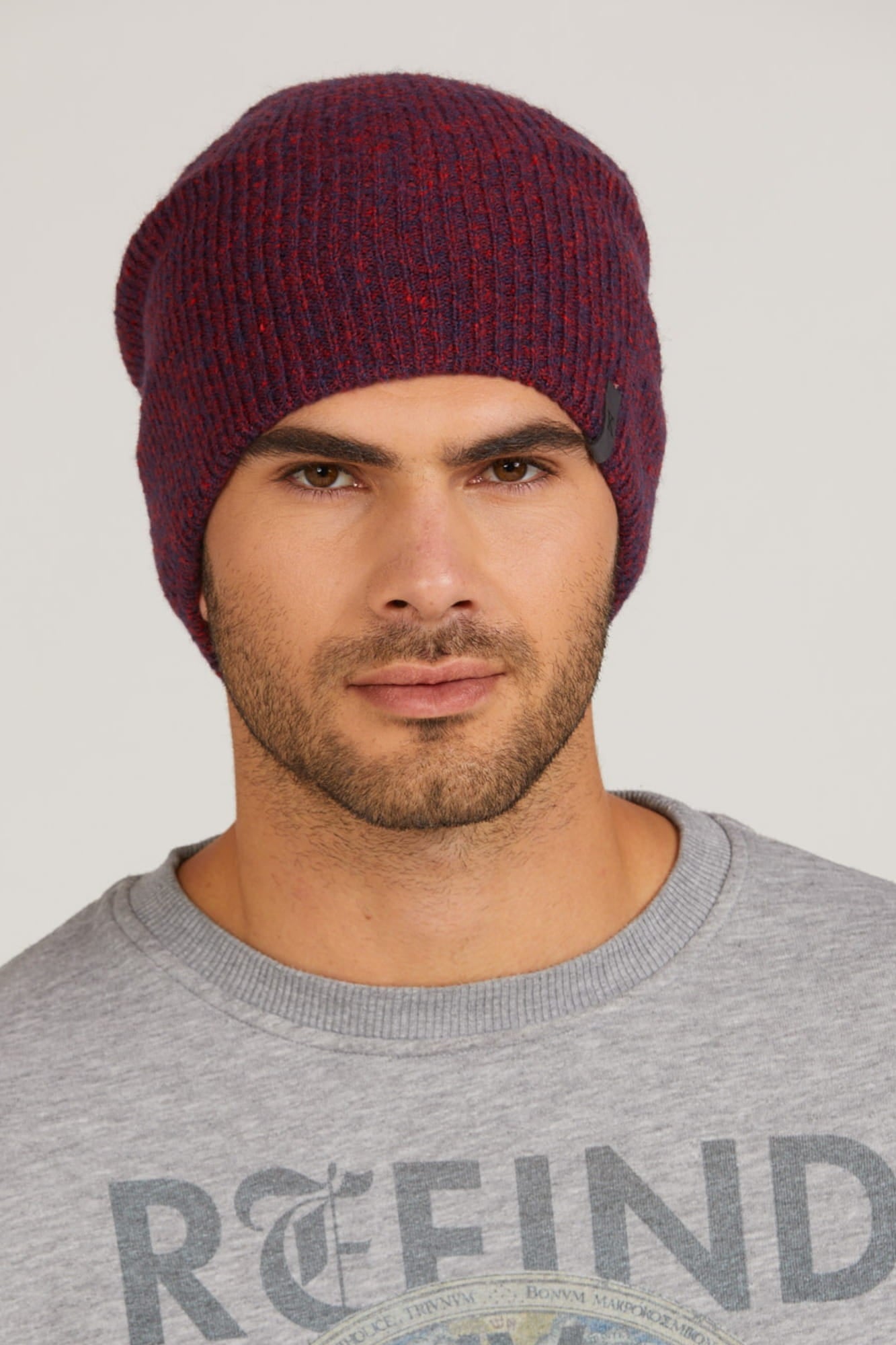 Czapka ORAZIO na głowie mężczyzny, prezentująca modny kształt i kolor | KAMEA | Spironik.pl