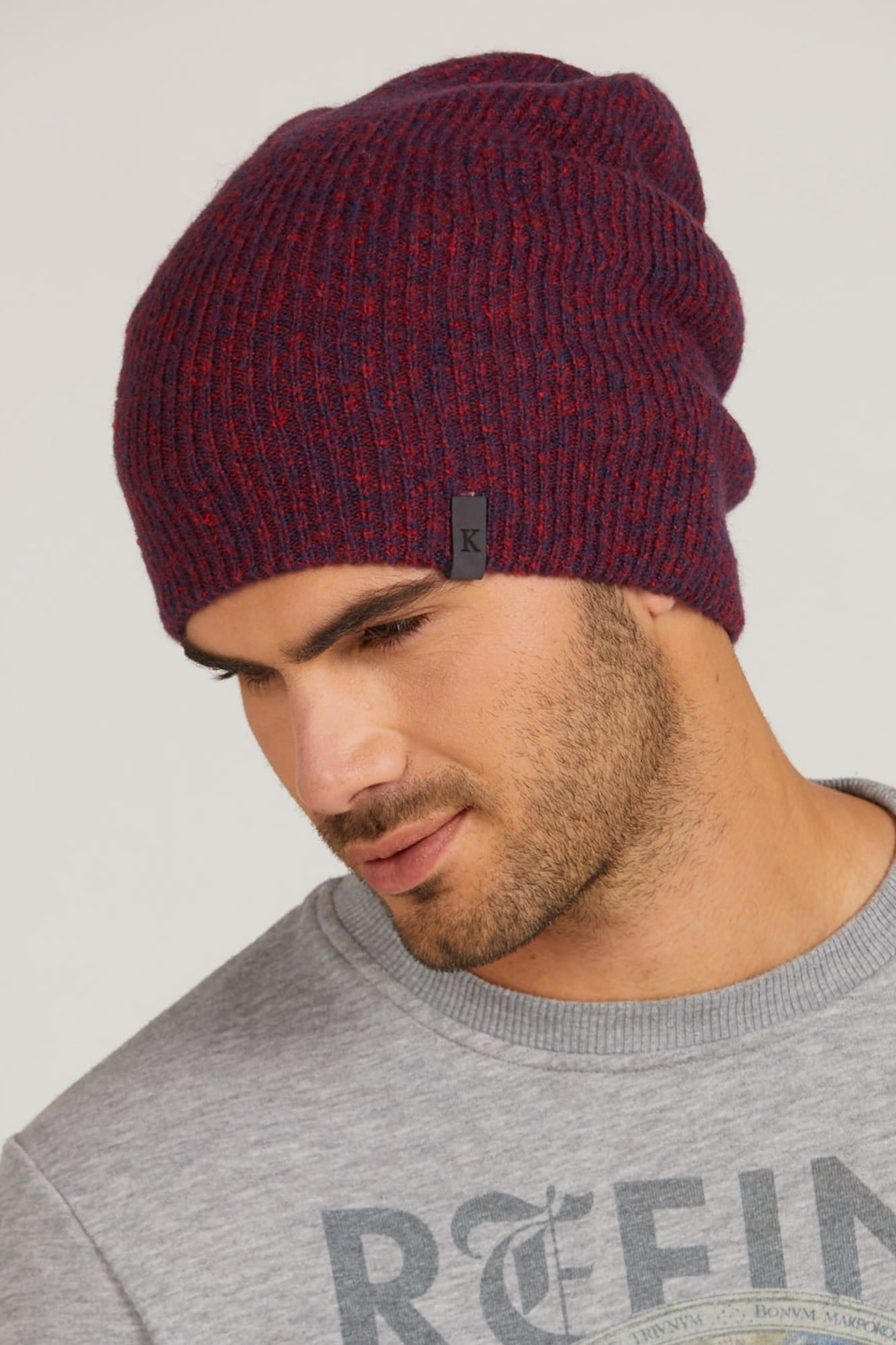 Detal na czapce ORAZIO, ukazujący fakturę materiału i kolor ceglany | KAMEA | Spironik.pl