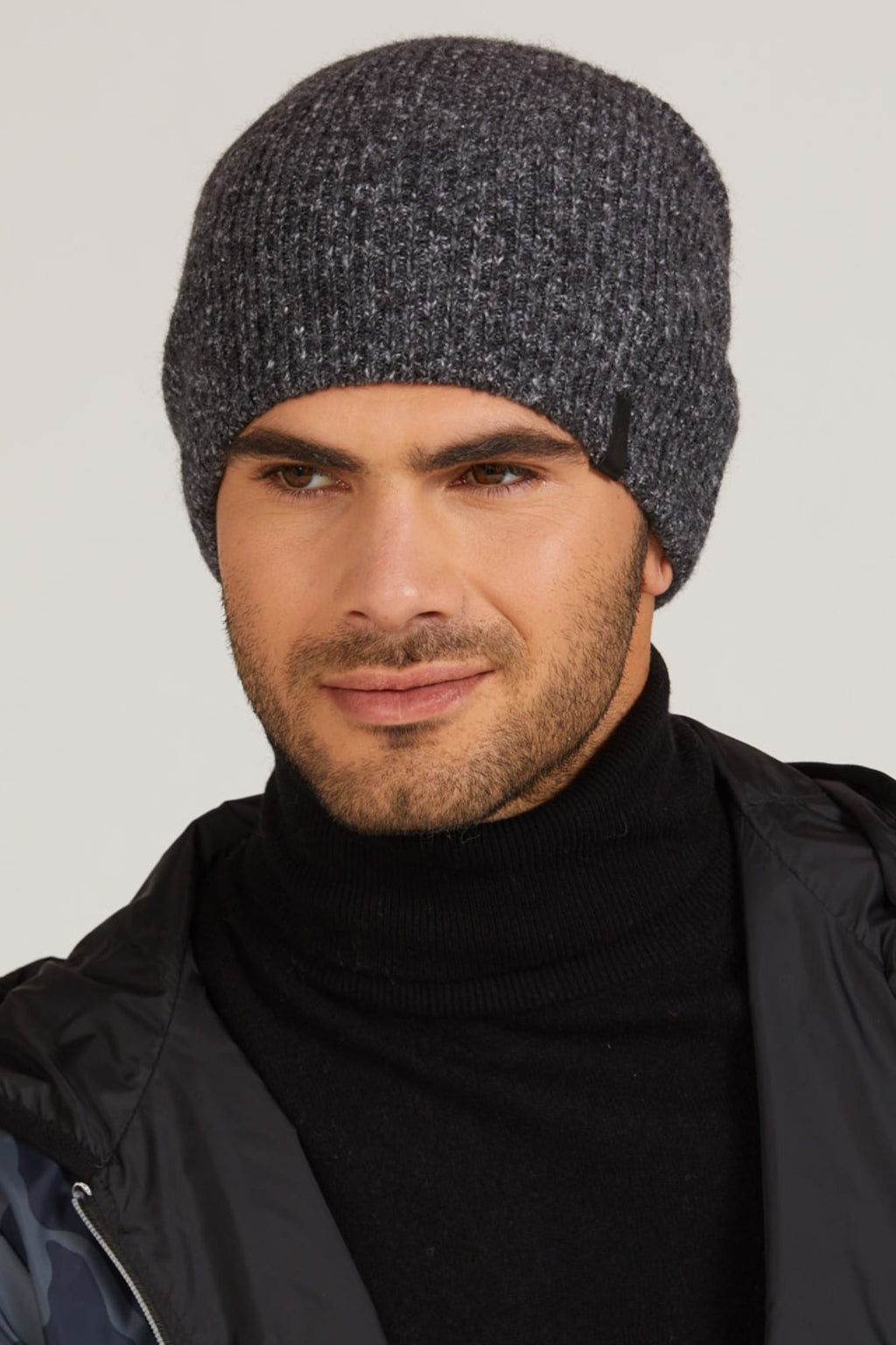 Czapka ORAZIO w grafitowym kolorze, wykonana z mieszanki materiałów dla lepszej izolacji termicznej | KAMEA | Spironik.pl