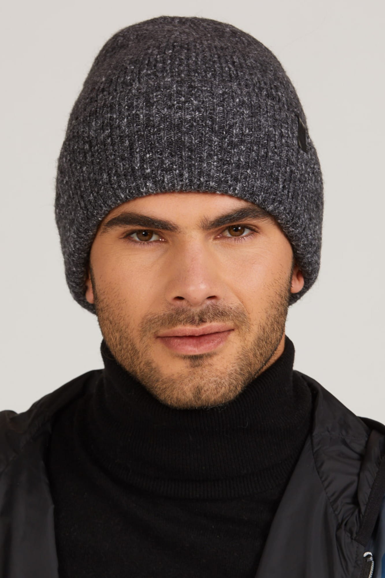 Czapka męska ORAZIO na modelu, prezentująca modny wygląd i praktyczne zastosowanie | KAMEA | Spironik.pl