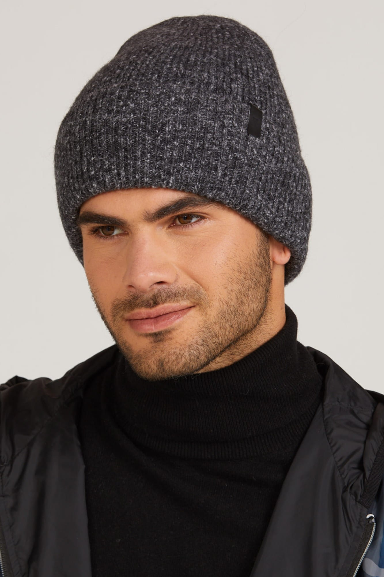 Czapka ORAZIO w grafitowym kolorze, z uniwersalnym rozmiarem 54-62, pasująca do różnych stylizacji | KAMEA | Spironik.pl