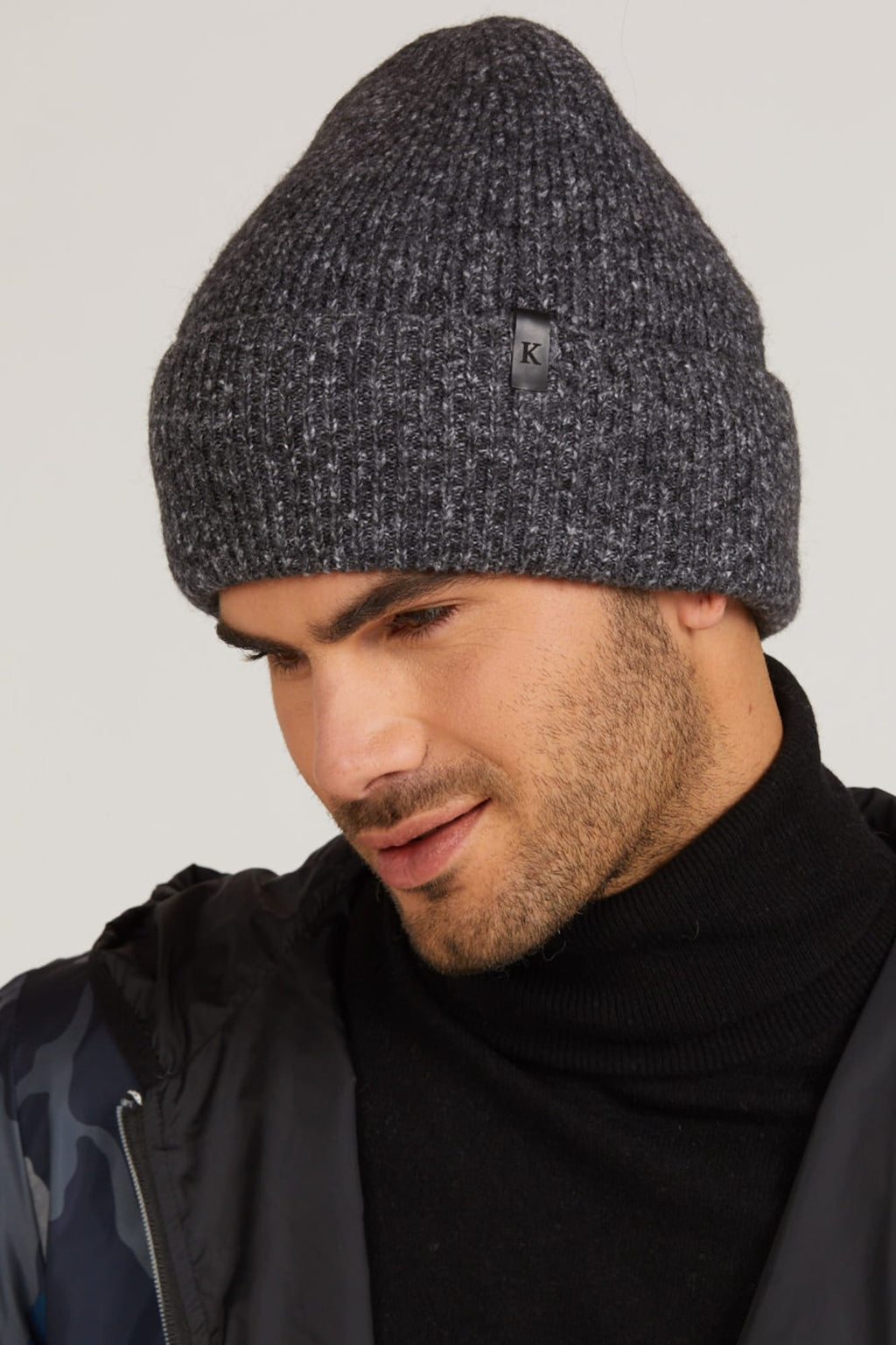 Detal czapki ORAZIO, ukazujący wysokiej jakości materiał i modny kształt | KAMEA | Spironik.pl