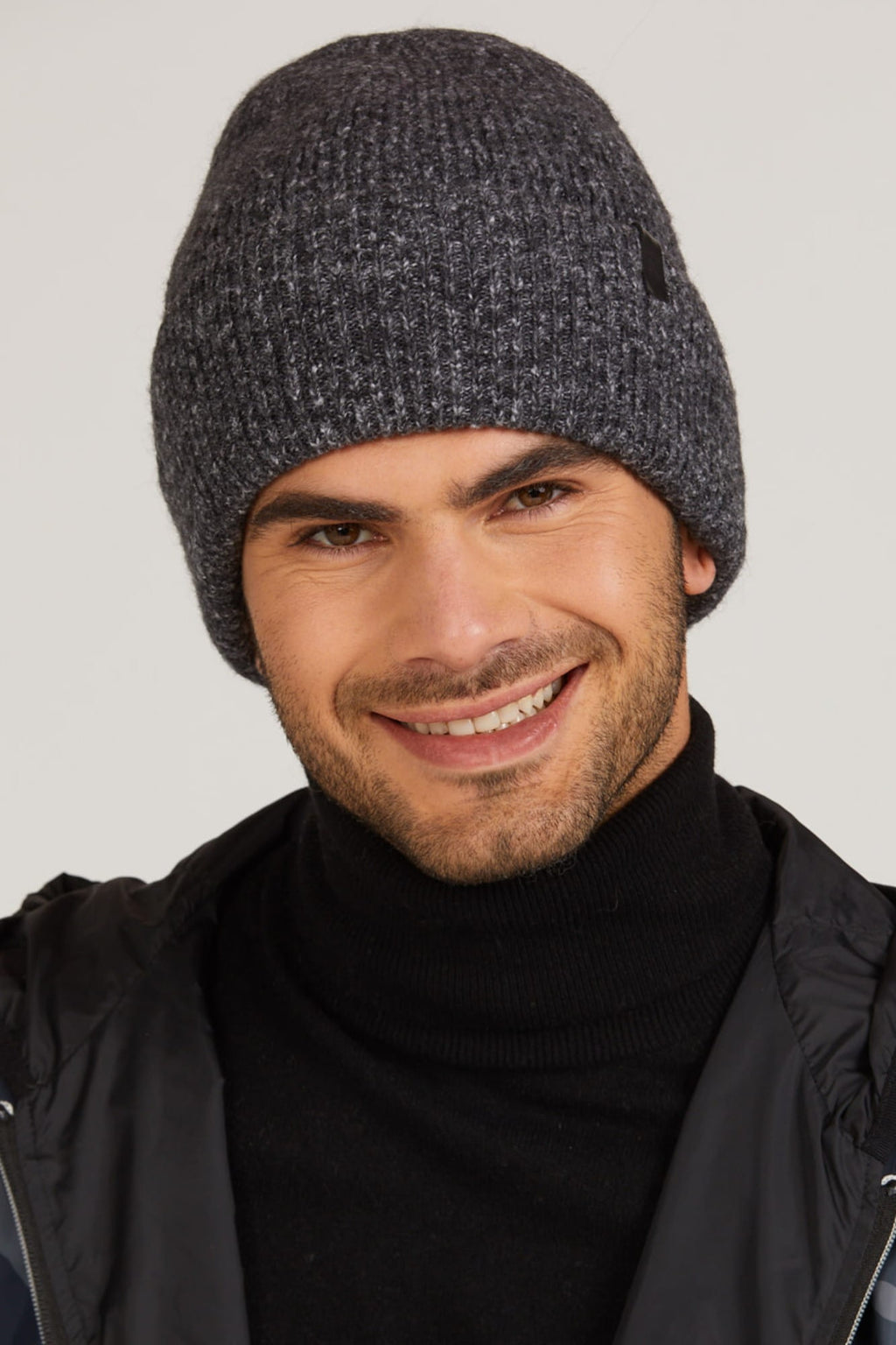 Zbliżenie na fakturę materiału czapki ORAZIO, podkreślające jakość wykonania | KAMEA | Spironik.pl