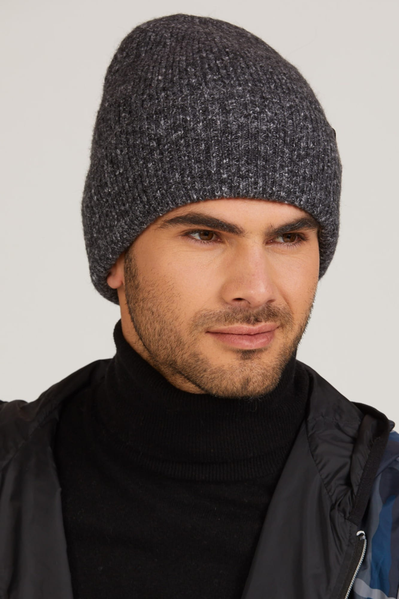 Czapka ORAZIO w grafitowym kolorze, doskonała na jesień i zimę, wyprodukowana w Polsce | KAMEA | Spironik.pl