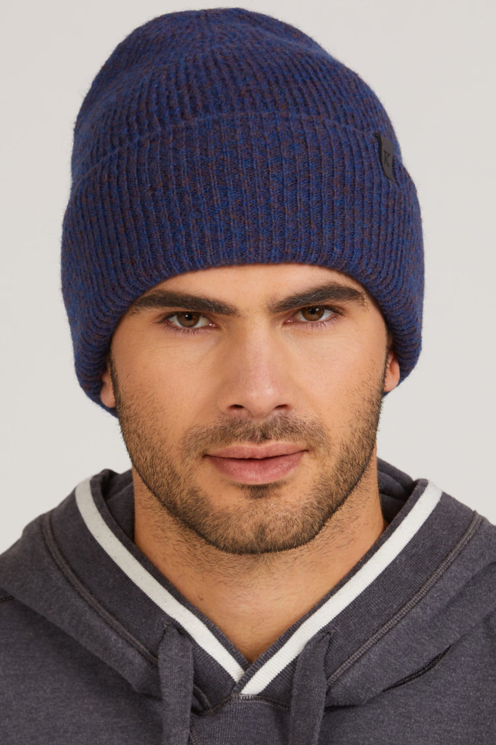 Bok czapki męskiej ORAZIO, wykonanej z mieszanki poliakrylu, poliamidu, bawełny, wełny i elastanu | KAMEA | Spironik.pl