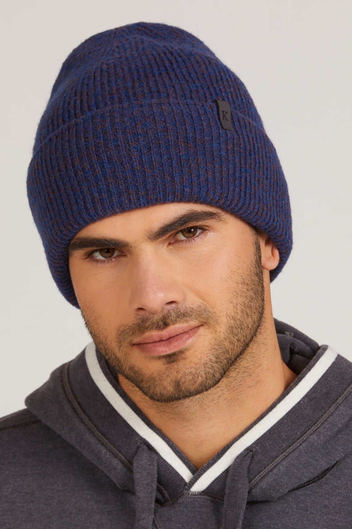 Czapka męska ORAZIO w kolorze brązowym, idealna do codziennych stylizacji na sezon jesienno-zimowy | KAMEA | Spironik.pl