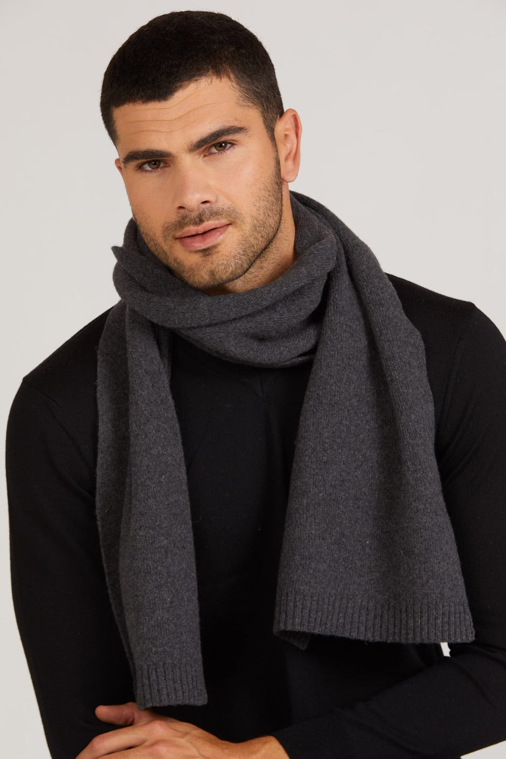 Szaliki, Model: Szalik-02, Kolor: grafitowy, Skład materiału: 80% Wełna; 20% Poliamid, Przeznaczenie: Jesień/Zima, Wymiary(długość/szerokość): 160cm/25cm (Szaliki, zdjęcie 2)