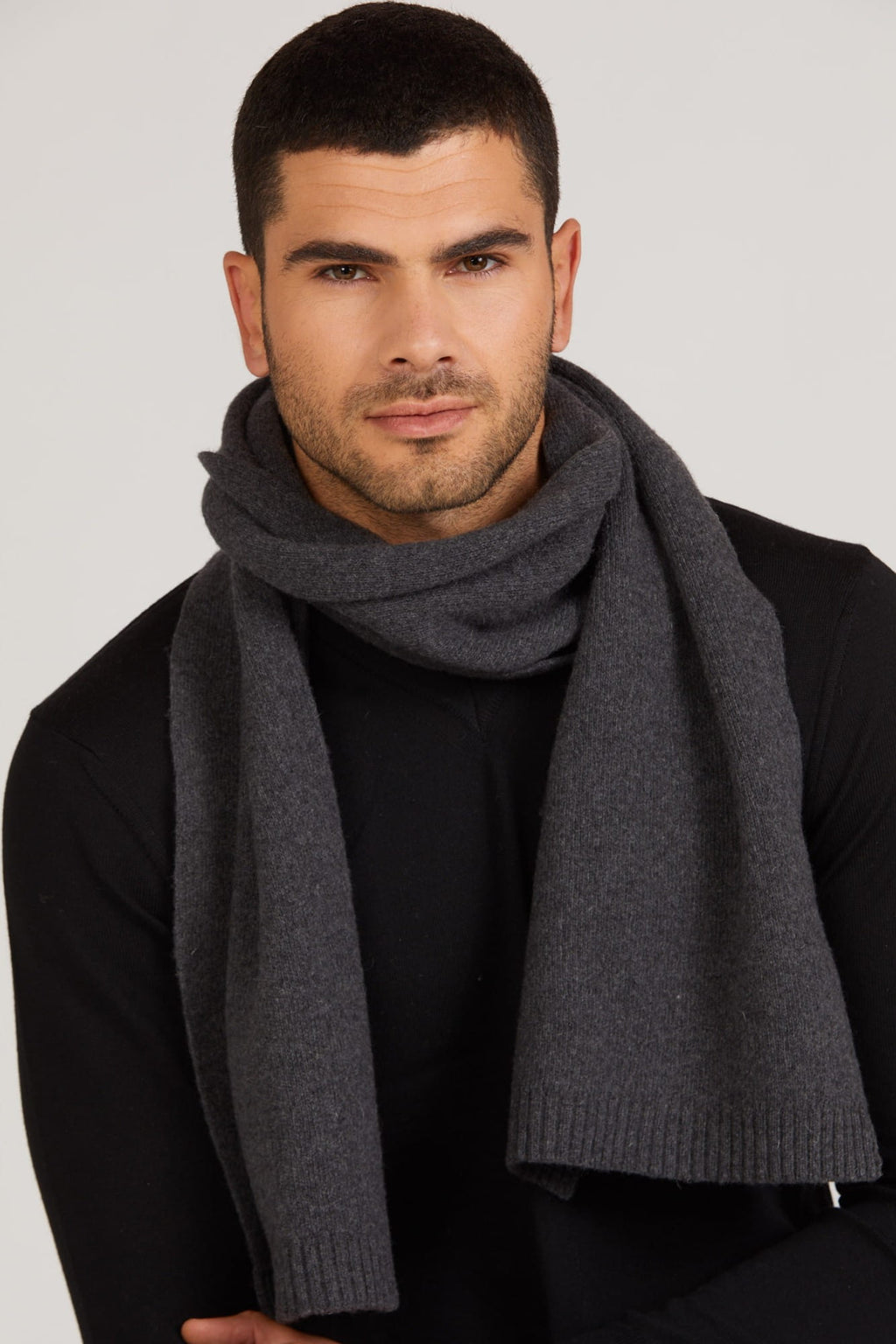 Szaliki, Model: Szalik-02, Kolor: grafitowy, Skład materiału: 80% Wełna; 20% Poliamid, Przeznaczenie: Jesień/Zima, Wymiary(długość/szerokość): 160cm/25cm (Szaliki, zdjęcie 3)