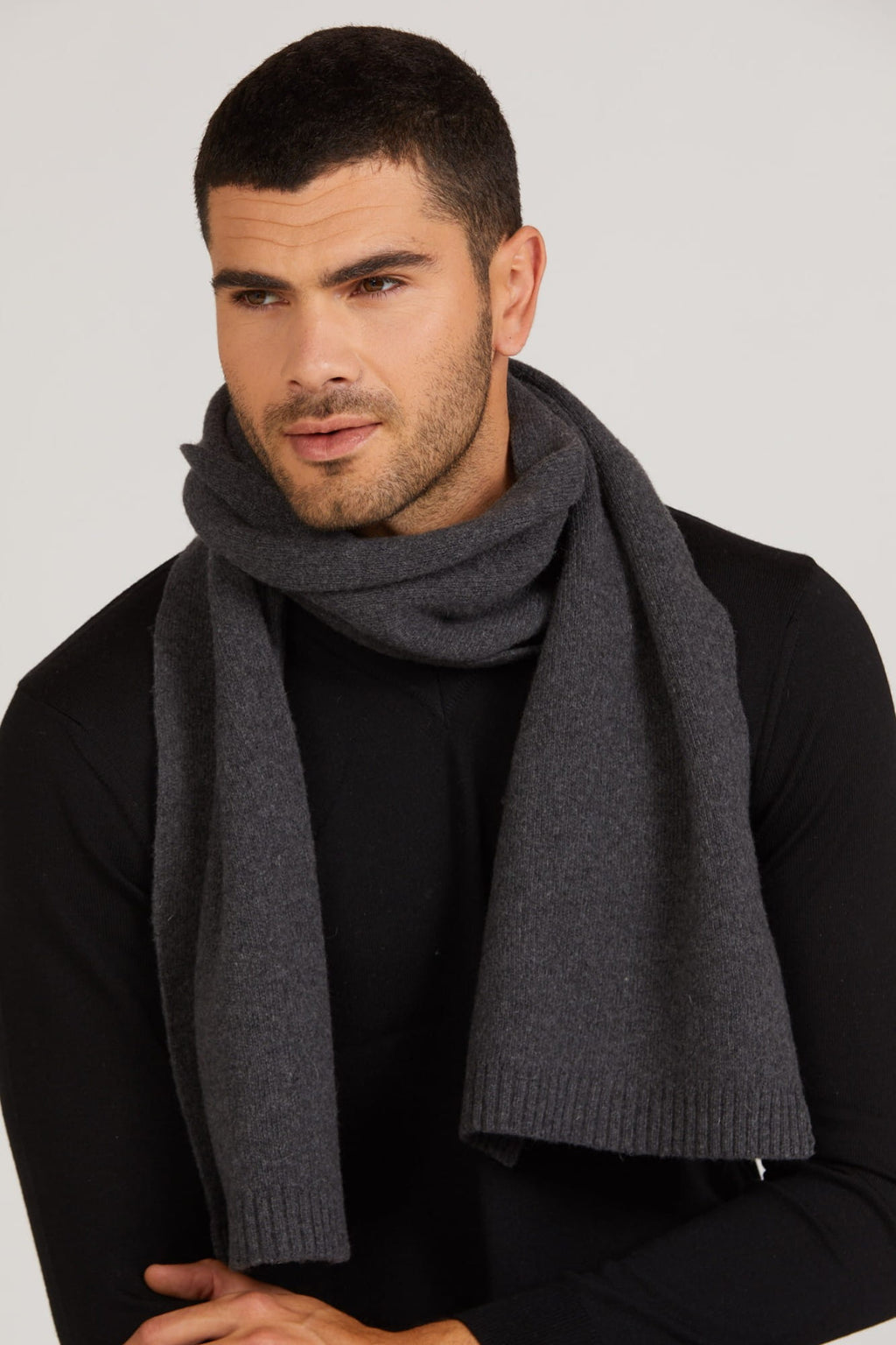 Szaliki, Model: Szalik-02, Kolor: grafitowy, Skład materiału: 80% Wełna; 20% Poliamid, Przeznaczenie: Jesień/Zima, Wymiary(długość/szerokość): 160cm/25cm