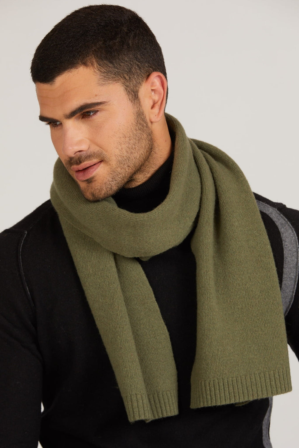 Szaliki, Model: Szalik-02, Kolor: oliwkowy, Skład materiału: 80% Wełna; 20% Poliamid, Przeznaczenie: Jesień/Zima, Wymiary(długość/szerokość): 160cm/25cm (Szaliki, zdjęcie 4)